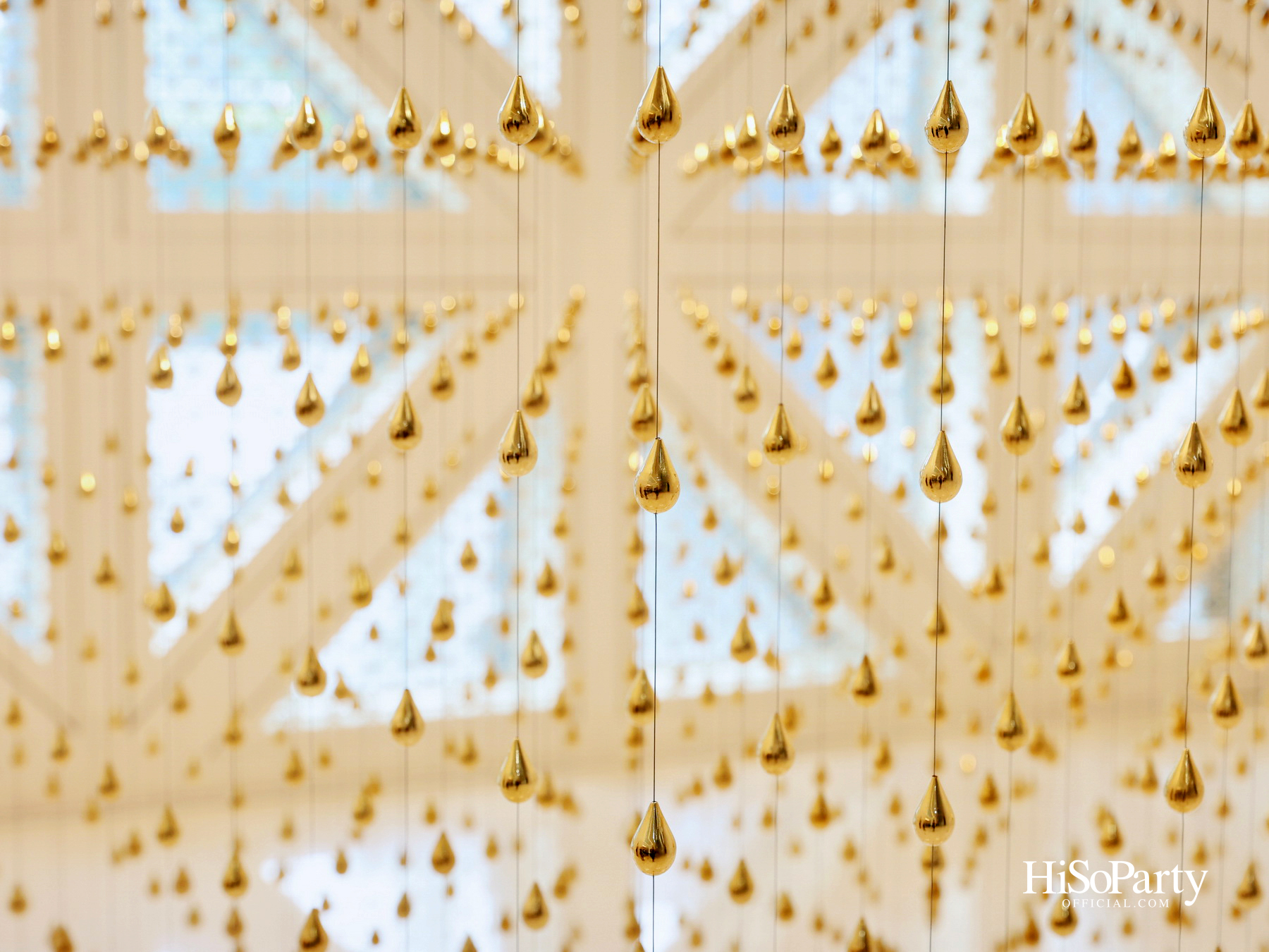 หยดทองแห่งกาลเวลา ‘Golden Teardrop (2025)’ โดย อริญชย์ รุ่งแจ้ง ณ MOCA BANGKOK