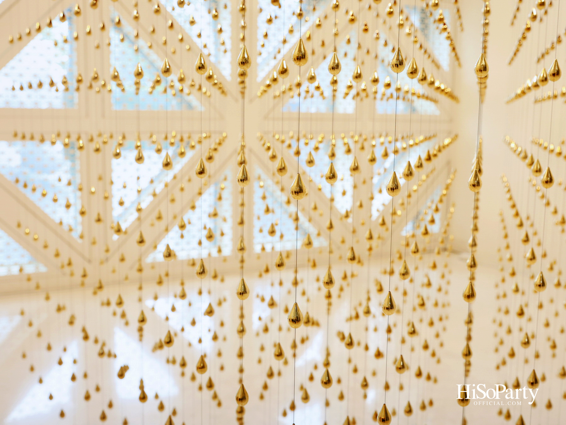 หยดทองแห่งกาลเวลา ‘Golden Teardrop (2025)’ โดย อริญชย์ รุ่งแจ้ง ณ MOCA BANGKOK