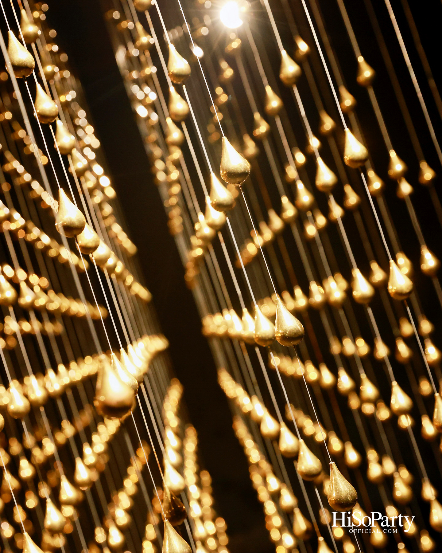 หยดทองแห่งกาลเวลา ‘Golden Teardrop (2025)’ โดย อริญชย์ รุ่งแจ้ง ณ MOCA BANGKOK