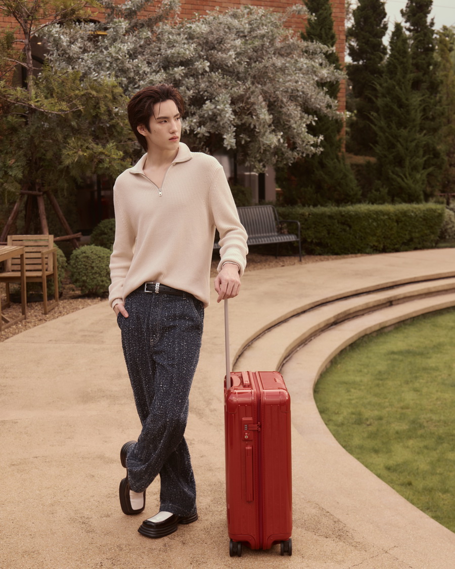 RIMOWA Essential เฉดสีใหม่ Clay และ Terracotta ถ่ายทอดช่วงเวลาแห่งการเดินทางผ่านสไตล์ของเหล่าคนดัง