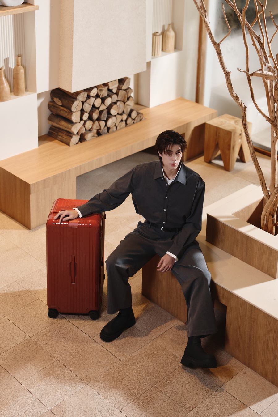 RIMOWA Essential เฉดสีใหม่ Clay และ Terracotta ถ่ายทอดช่วงเวลาแห่งการเดินทางผ่านสไตล์ของเหล่าคนดัง