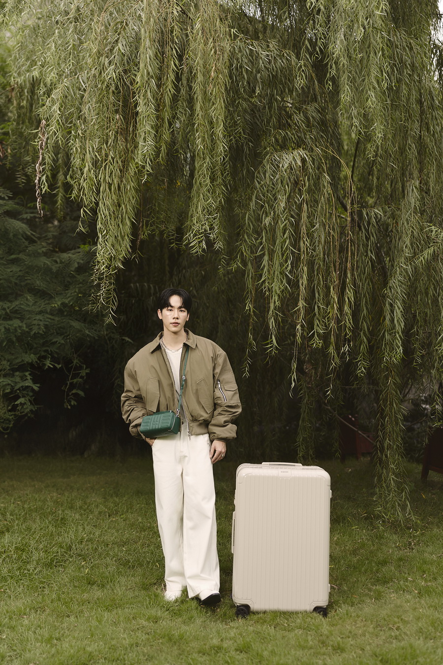 RIMOWA Essential เฉดสีใหม่ Clay และ Terracotta ถ่ายทอดช่วงเวลาแห่งการเดินทางผ่านสไตล์ของเหล่าคนดัง