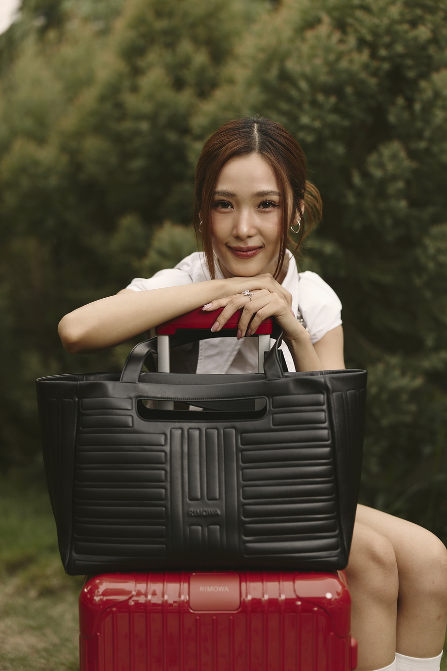 RIMOWA Essential เฉดสีใหม่ Clay และ Terracotta ถ่ายทอดช่วงเวลาแห่งการเดินทางผ่านสไตล์ของเหล่าคนดัง