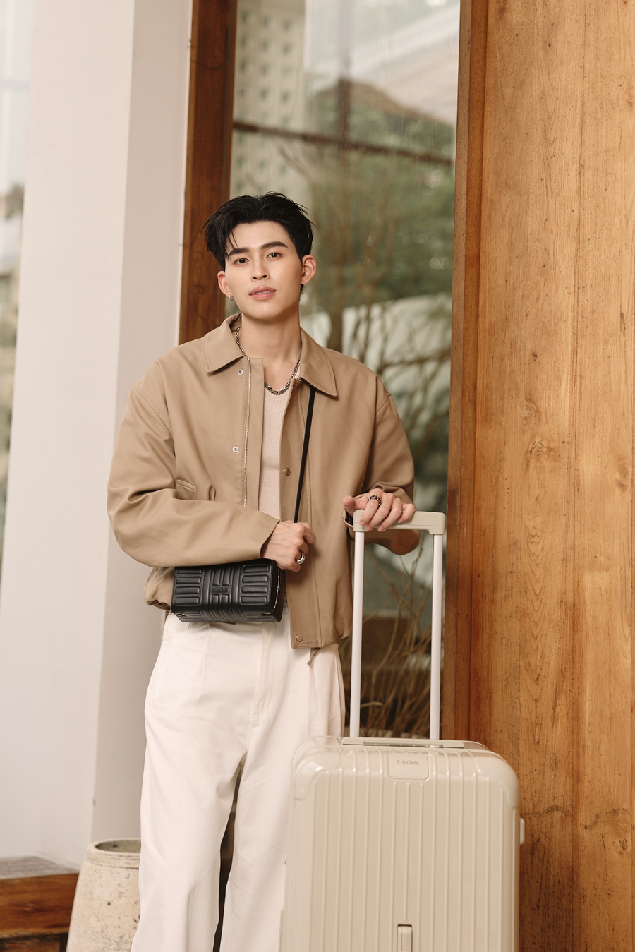 RIMOWA Essential เฉดสีใหม่ Clay และ Terracotta ถ่ายทอดช่วงเวลาแห่งการเดินทางผ่านสไตล์ของเหล่าคนดัง