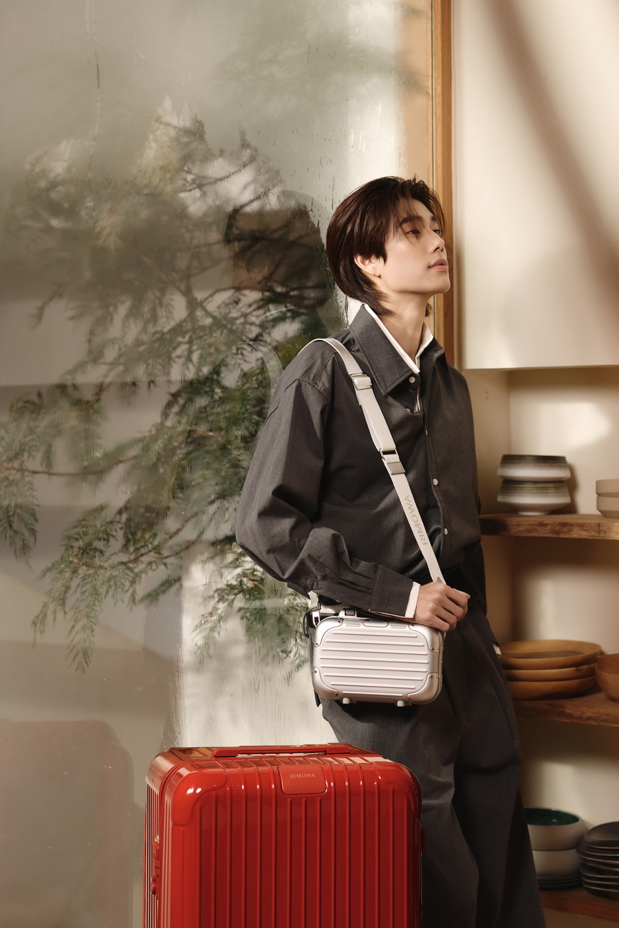 RIMOWA Essential เฉดสีใหม่ Clay และ Terracotta ถ่ายทอดช่วงเวลาแห่งการเดินทางผ่านสไตล์ของเหล่าคนดัง