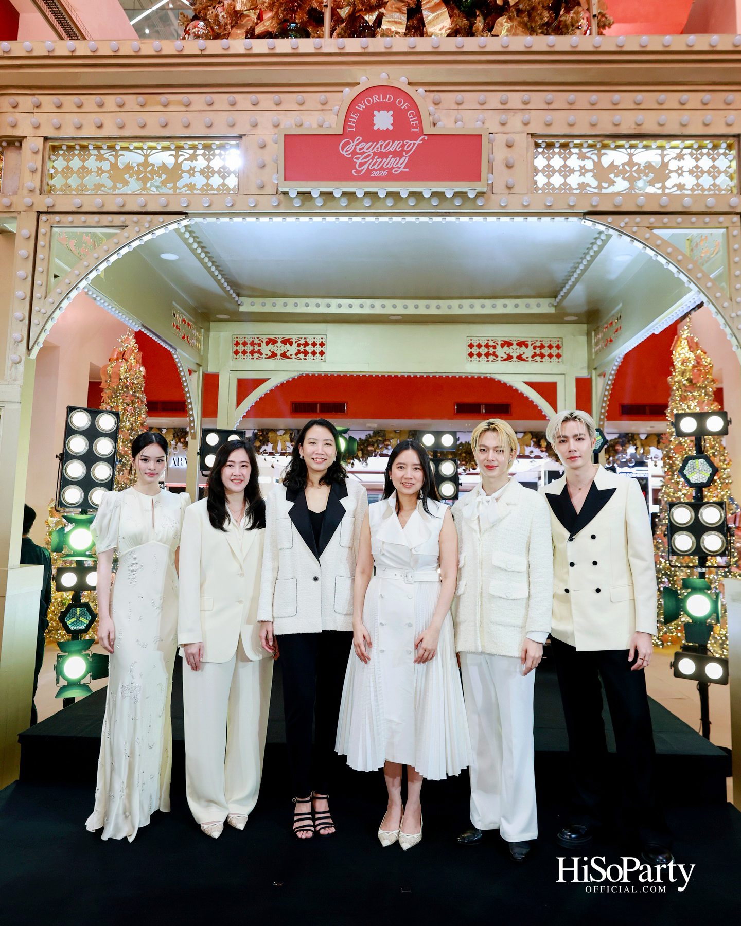 ห้างเซ็นทรัลจัดงาน ‘CHRISTMAS LIGHT UP WONDER’ เปิดไฟต้นคริสต์มาสสูงสามชั้น พร้อม ซีซี-นุนิว-แอลลี่ ร่วมงานที่เซ็นทรัลชิดลม