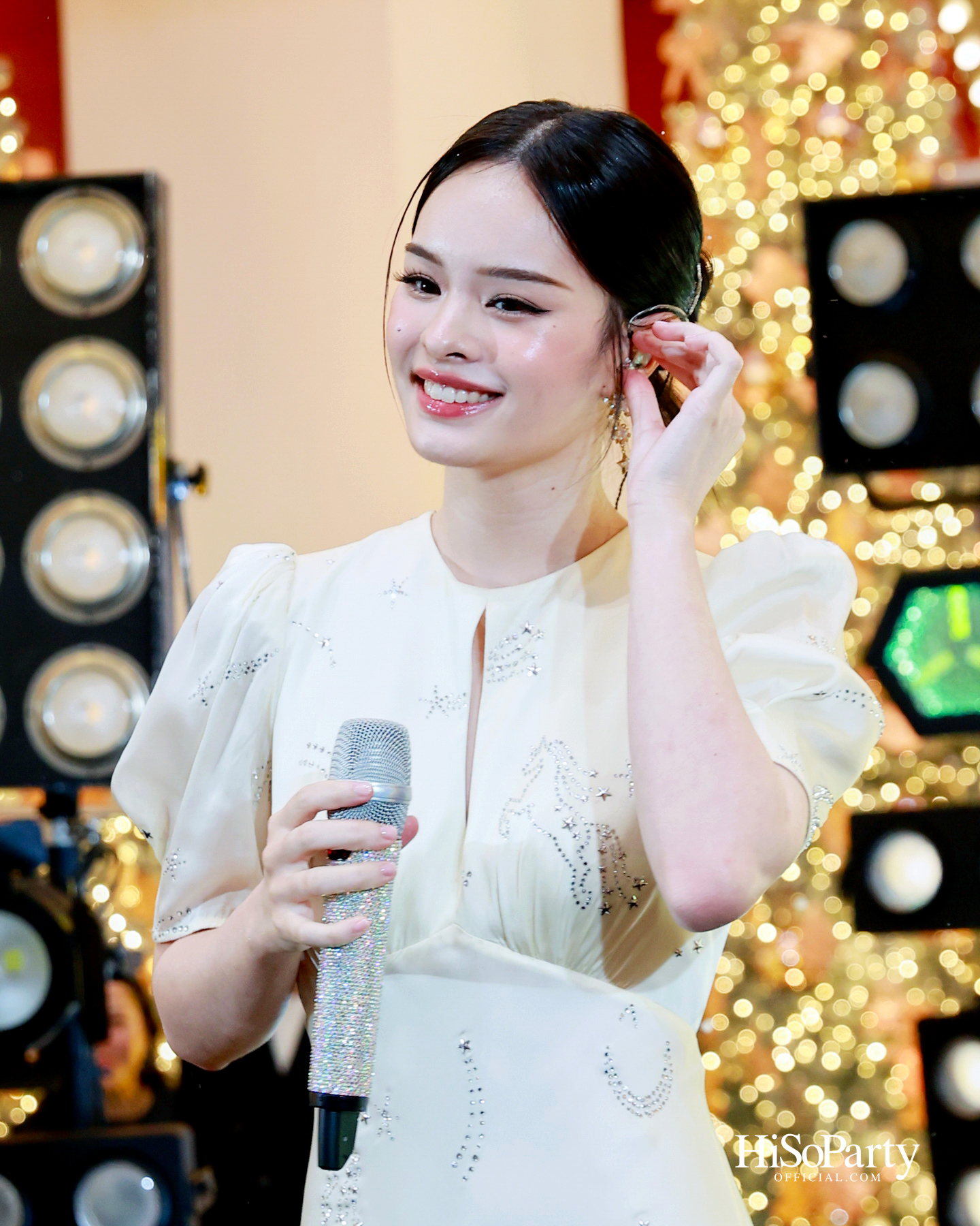 ห้างเซ็นทรัลจัดงาน ‘CHRISTMAS LIGHT UP WONDER’ เปิดไฟต้นคริสต์มาสสูงสามชั้น พร้อม ซีซี-นุนิว-แอลลี่ ร่วมงานที่เซ็นทรัลชิดลม