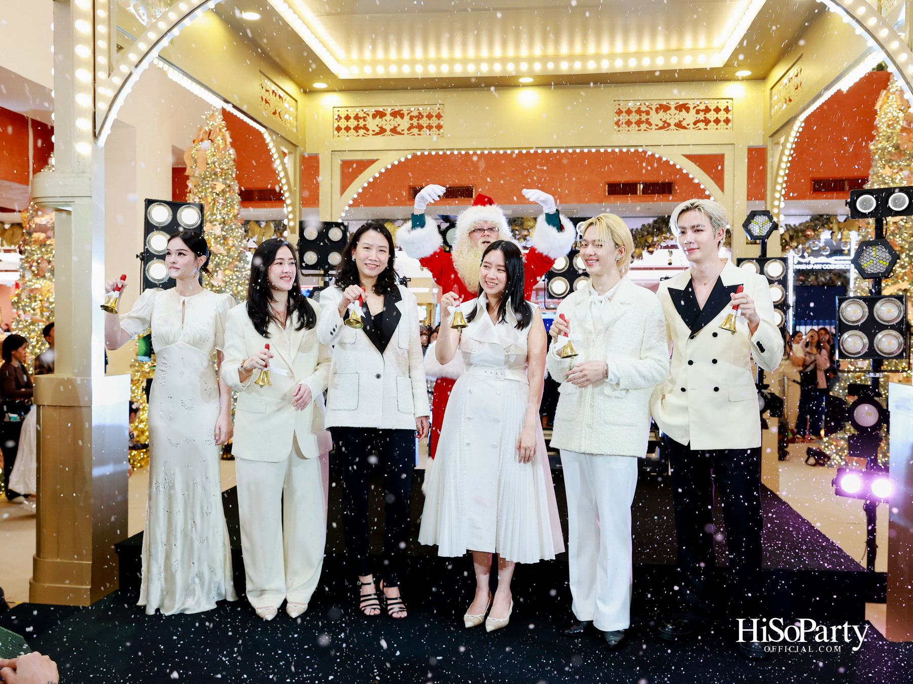 ห้างเซ็นทรัลจัดงาน ‘CHRISTMAS LIGHT UP WONDER’ เปิดไฟต้นคริสต์มาสสูงสามชั้น พร้อม ซีซี-นุนิว-แอลลี่ ร่วมงานที่เซ็นทรัลชิดลม