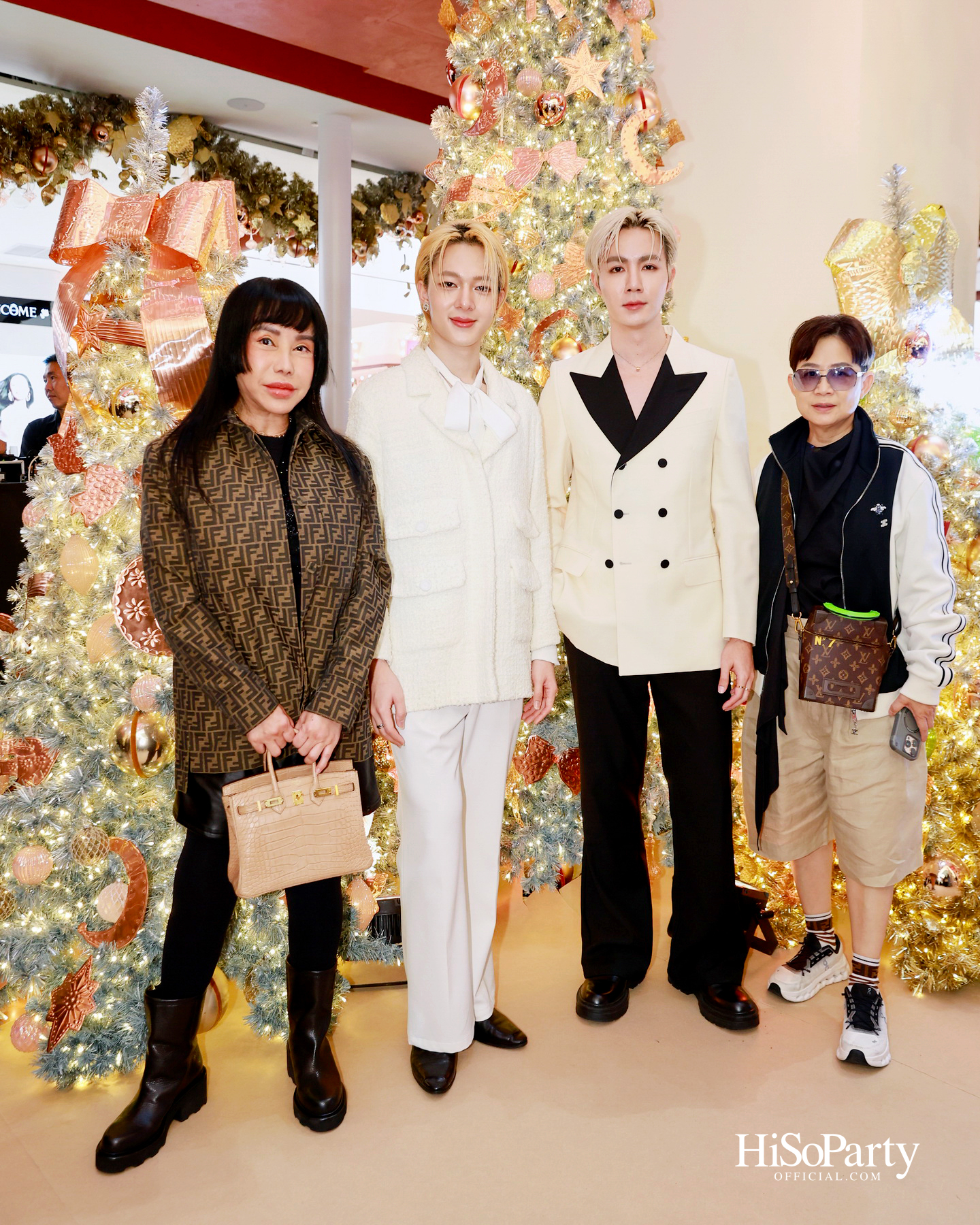 ห้างเซ็นทรัลจัดงาน ‘CHRISTMAS LIGHT UP WONDER’ เปิดไฟต้นคริสต์มาสสูงสามชั้น พร้อม ซีซี-นุนิว-แอลลี่ ร่วมงานที่เซ็นทรัลชิดลม