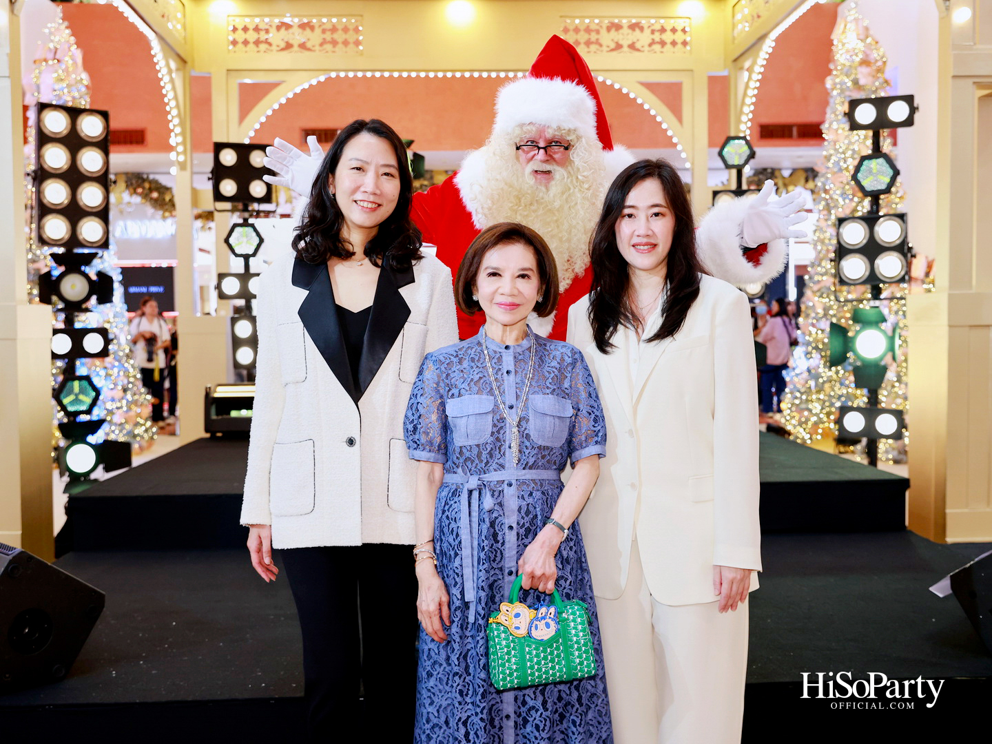 ห้างเซ็นทรัลจัดงาน ‘CHRISTMAS LIGHT UP WONDER’ เปิดไฟต้นคริสต์มาสสูงสามชั้น พร้อม ซีซี-นุนิว-แอลลี่ ร่วมงานที่เซ็นทรัลชิดลม