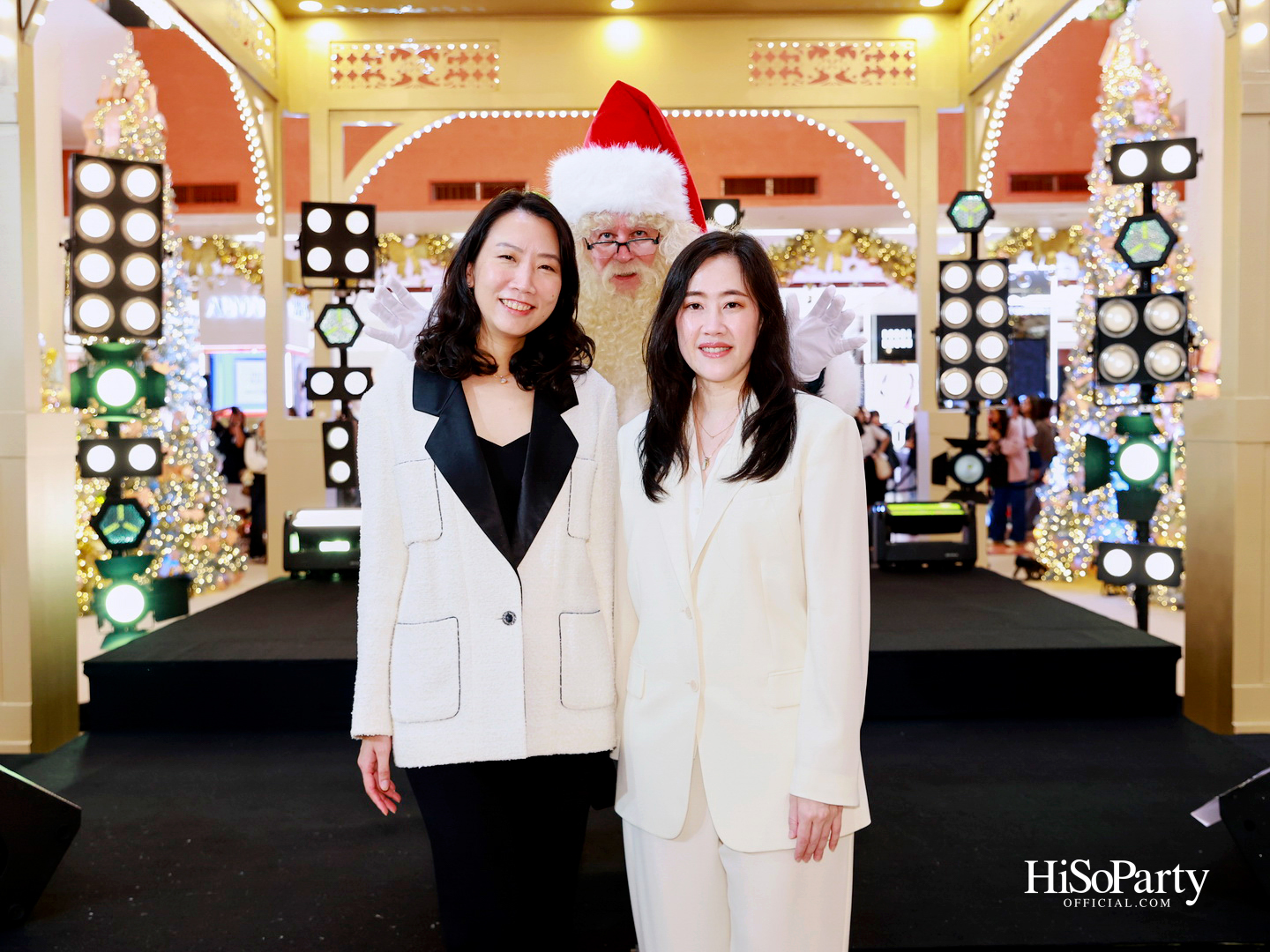 ห้างเซ็นทรัลจัดงาน ‘CHRISTMAS LIGHT UP WONDER’ เปิดไฟต้นคริสต์มาสสูงสามชั้น พร้อม ซีซี-นุนิว-แอลลี่ ร่วมงานที่เซ็นทรัลชิดลม