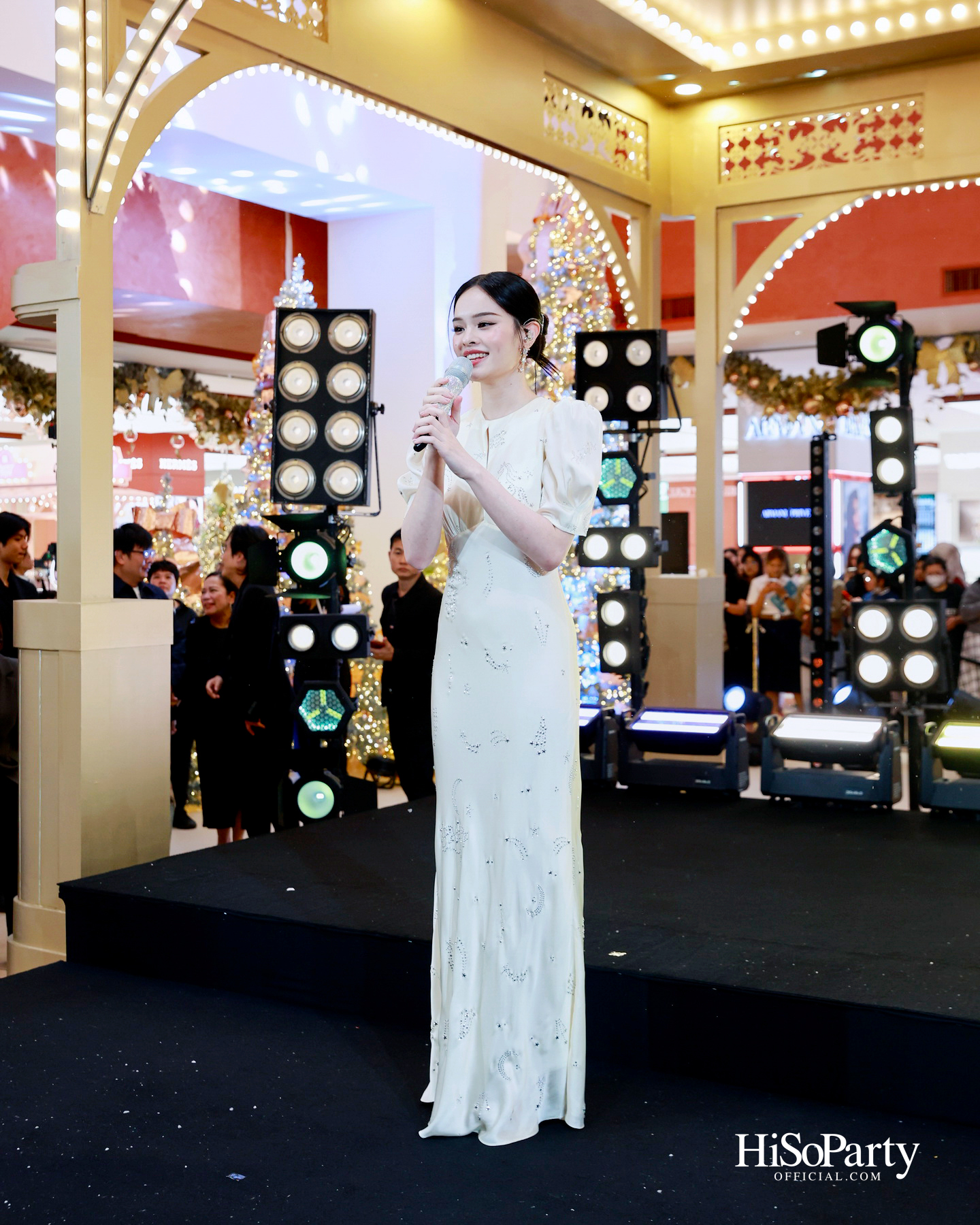 ห้างเซ็นทรัลจัดงาน ‘CHRISTMAS LIGHT UP WONDER’ เปิดไฟต้นคริสต์มาสสูงสามชั้น พร้อม ซีซี-นุนิว-แอลลี่ ร่วมงานที่เซ็นทรัลชิดลม