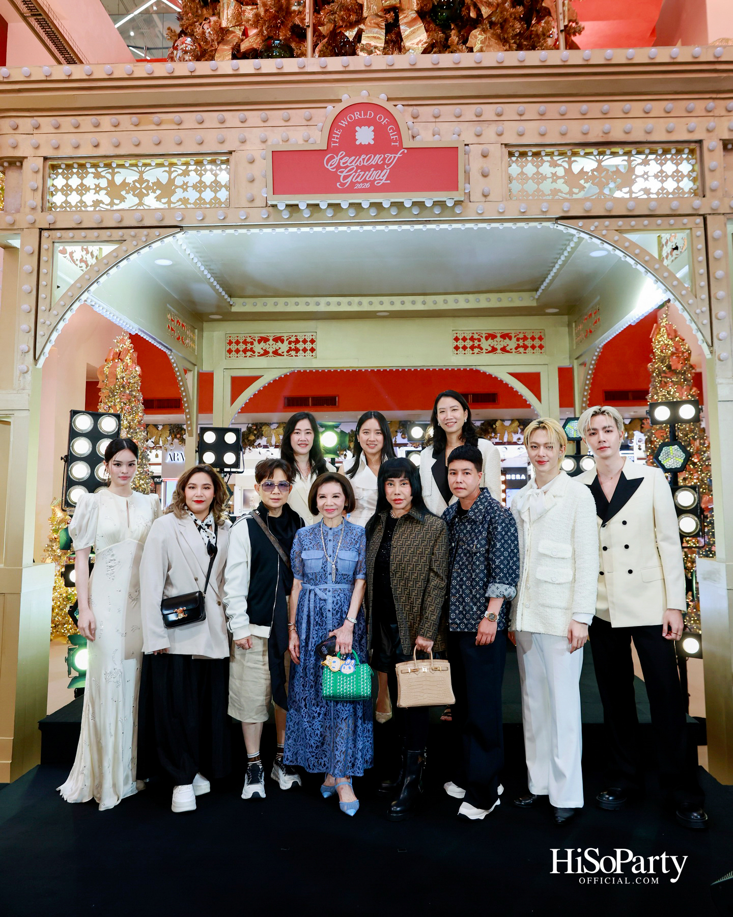 ห้างเซ็นทรัลจัดงาน ‘CHRISTMAS LIGHT UP WONDER’ เปิดไฟต้นคริสต์มาสสูงสามชั้น พร้อม ซีซี-นุนิว-แอลลี่ ร่วมงานที่เซ็นทรัลชิดลม