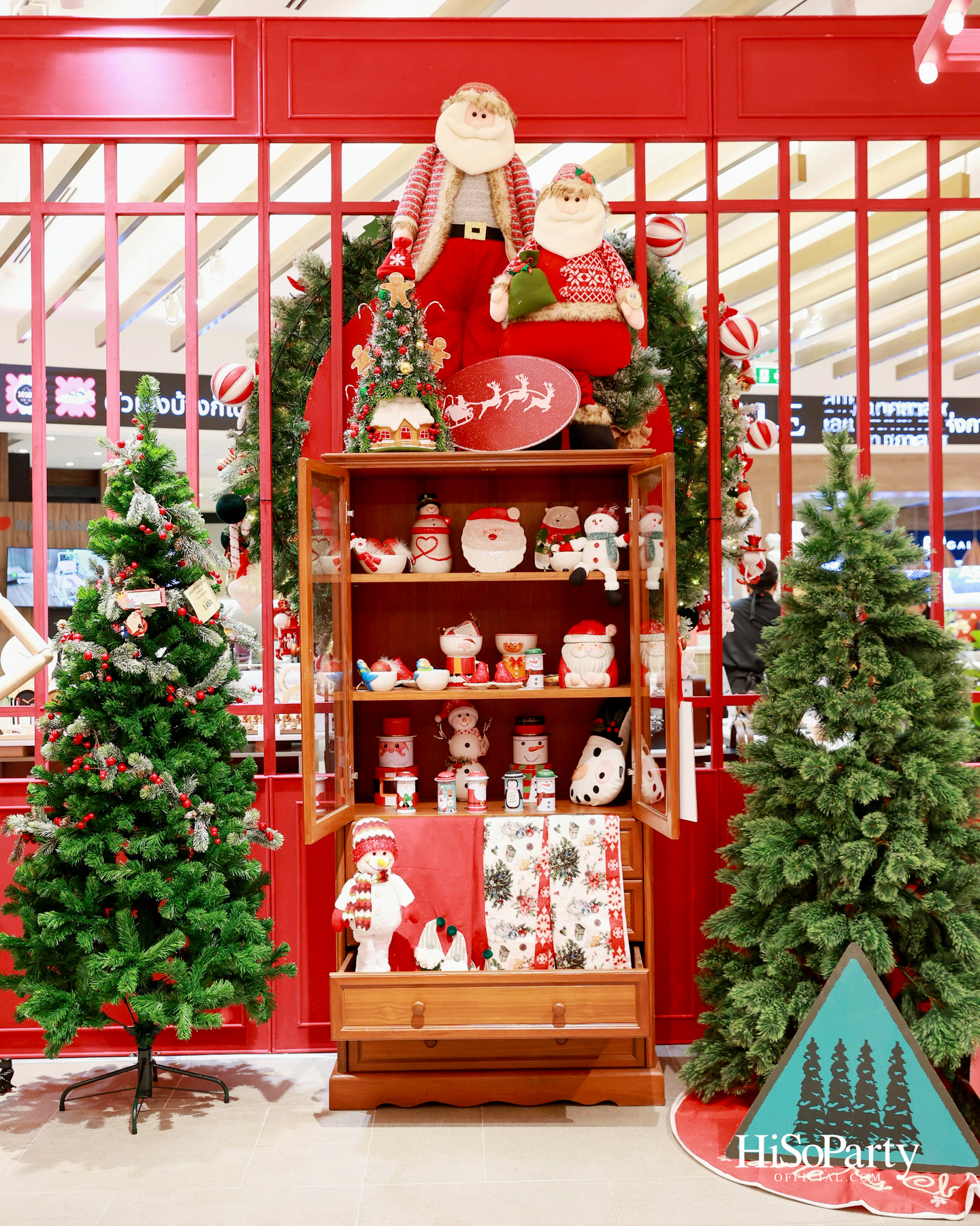 ห้างเซ็นทรัลจัดงาน ‘CHRISTMAS LIGHT UP WONDER’ เปิดไฟต้นคริสต์มาสสูงสามชั้น พร้อม ซีซี-นุนิว-แอลลี่ ร่วมงานที่เซ็นทรัลชิดลม