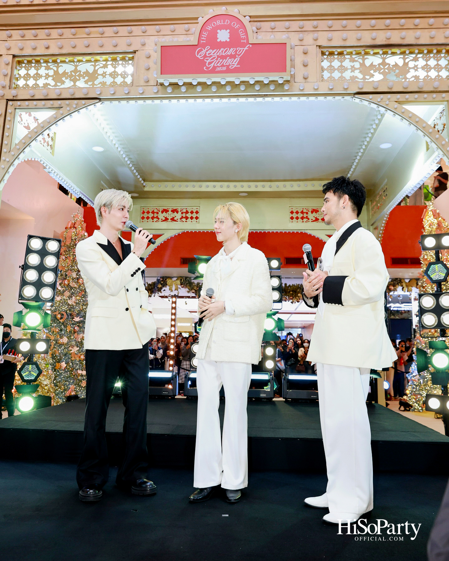 ห้างเซ็นทรัลจัดงาน ‘CHRISTMAS LIGHT UP WONDER’ เปิดไฟต้นคริสต์มาสสูงสามชั้น พร้อม ซีซี-นุนิว-แอลลี่ ร่วมงานที่เซ็นทรัลชิดลม