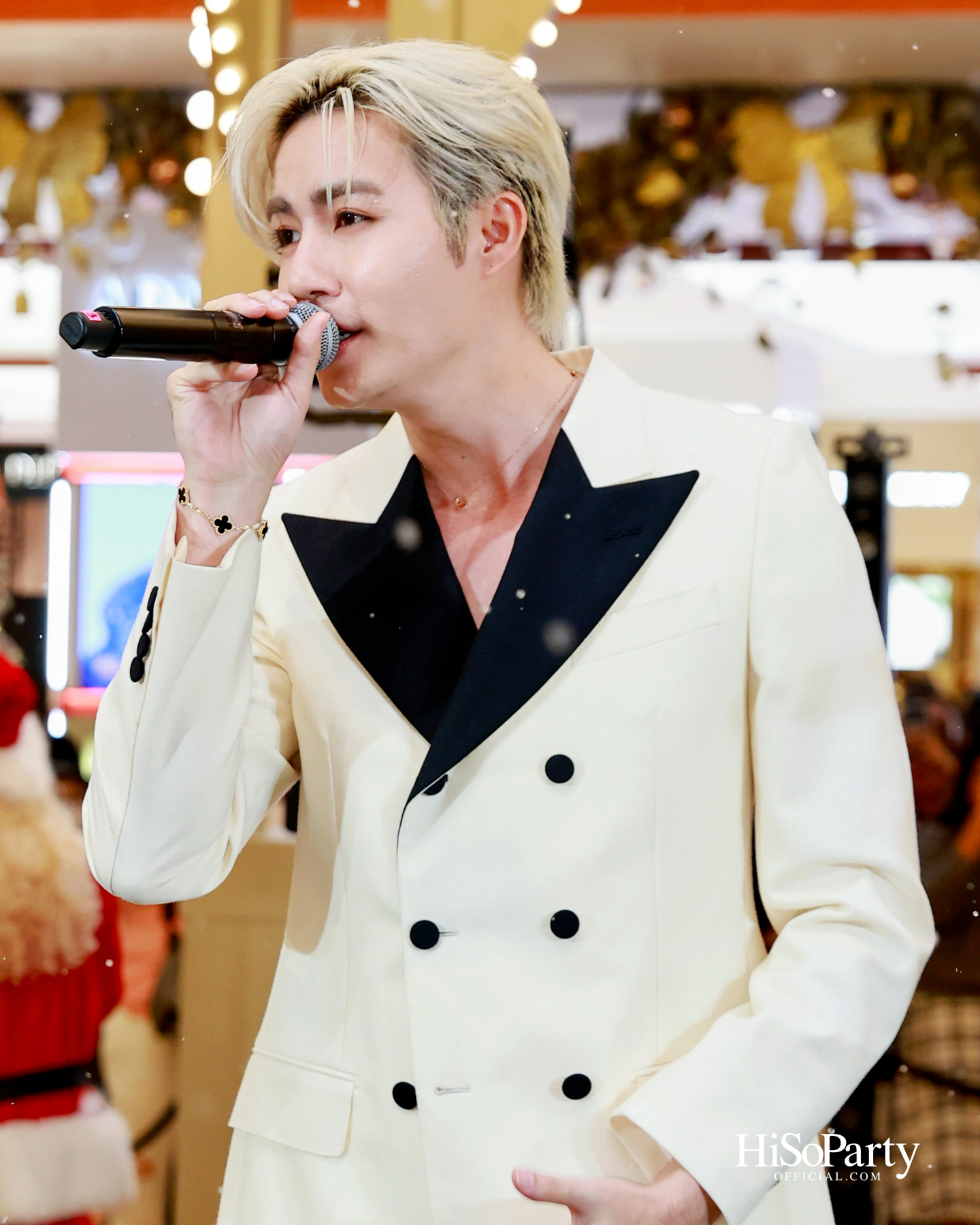 ห้างเซ็นทรัลจัดงาน ‘CHRISTMAS LIGHT UP WONDER’ เปิดไฟต้นคริสต์มาสสูงสามชั้น พร้อม ซีซี-นุนิว-แอลลี่ ร่วมงานที่เซ็นทรัลชิดลม