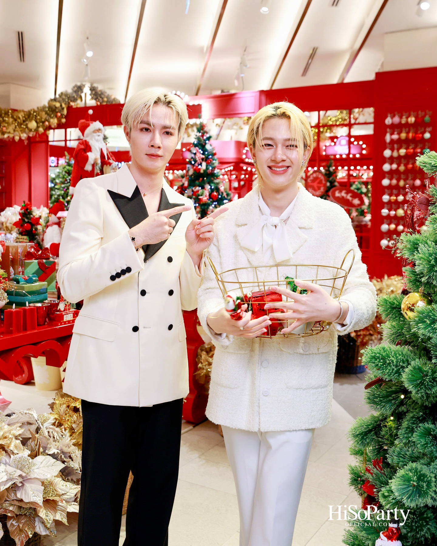 ห้างเซ็นทรัลจัดงาน ‘CHRISTMAS LIGHT UP WONDER’ เปิดไฟต้นคริสต์มาสสูงสามชั้น พร้อม ซีซี-นุนิว-แอลลี่ ร่วมงานที่เซ็นทรัลชิดลม