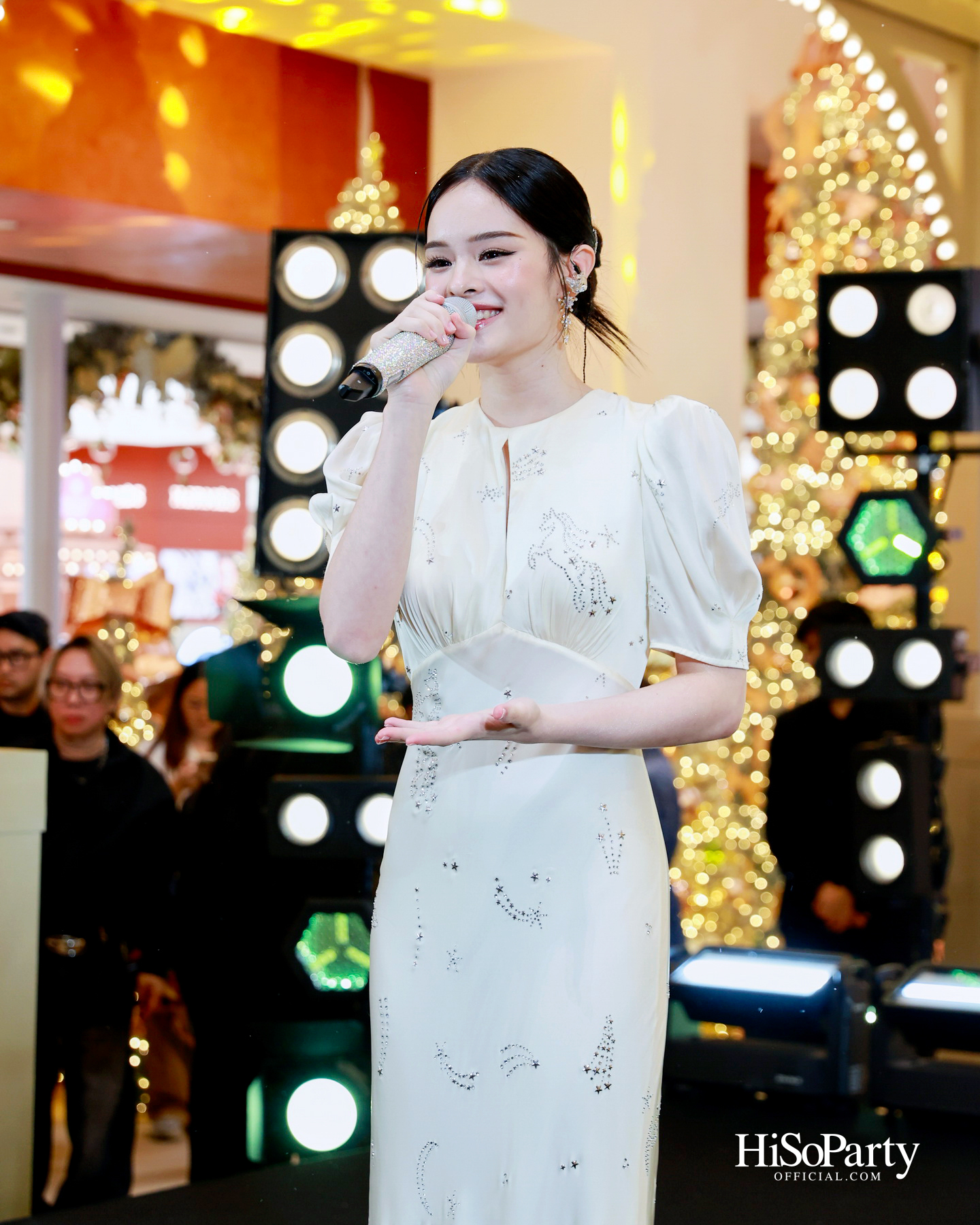 ห้างเซ็นทรัลจัดงาน ‘CHRISTMAS LIGHT UP WONDER’ เปิดไฟต้นคริสต์มาสสูงสามชั้น พร้อม ซีซี-นุนิว-แอลลี่ ร่วมงานที่เซ็นทรัลชิดลม