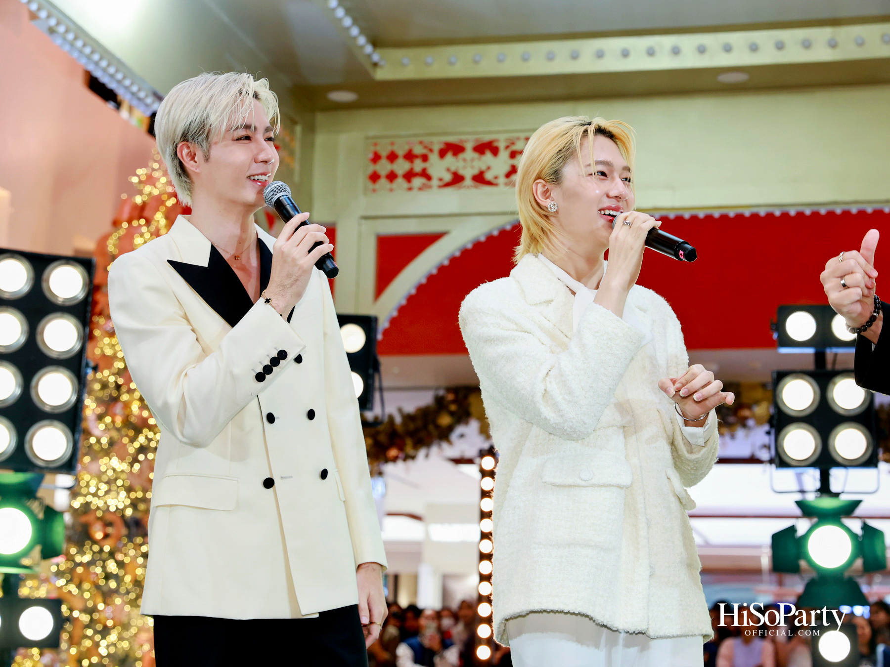 ห้างเซ็นทรัลจัดงาน ‘CHRISTMAS LIGHT UP WONDER’ เปิดไฟต้นคริสต์มาสสูงสามชั้น พร้อม ซีซี-นุนิว-แอลลี่ ร่วมงานที่เซ็นทรัลชิดลม