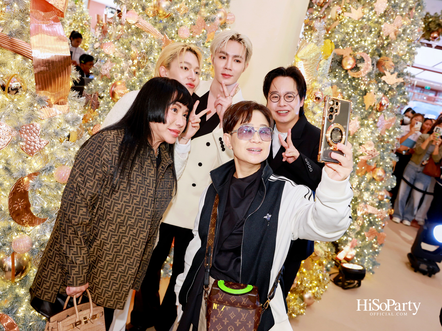 ห้างเซ็นทรัลจัดงาน ‘CHRISTMAS LIGHT UP WONDER’ เปิดไฟต้นคริสต์มาสสูงสามชั้น พร้อม ซีซี-นุนิว-แอลลี่ ร่วมงานที่เซ็นทรัลชิดลม