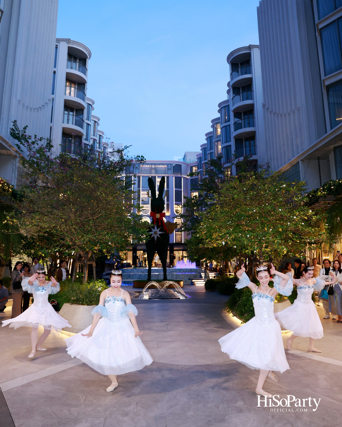 เดอะ สลิล ริเวอร์ไซด์ – กรุงเทพฯ เปิดไฟประติมากรรม ‘Angel of Dreams’ ต้อนรับเทศกาลคริสต์มาส 2025