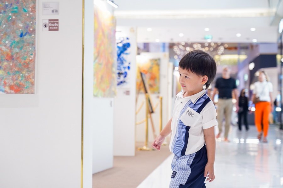 ‘Colors World’ เปิดโลกศิลปะของน้องกรณ์ ศิลปินวัย 3 ขวบ พร้อมประมูลผลงานช่วยฟื้นฟูโรงเรียนที่สงขลา