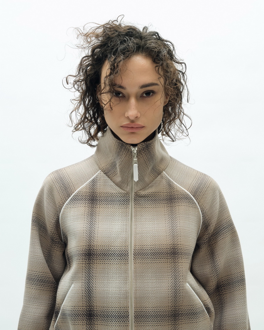 VICKTEERUT CRUISE 2026 ‘Black Blurry’ ถ่ายทอดความอ่อนโยนบนความเฉียบคมแห่งงานเทเลอริ่ง