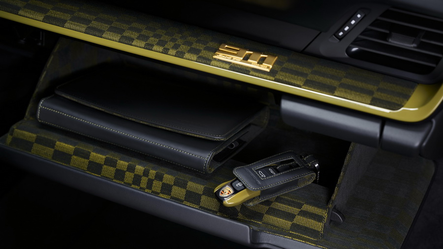 Porsche 911 Spirit 70 คัมแบ็กเสน่ห์เรโทรยุค 70 พร้อมสมรรถนะไฮบริดแรงสุดในตระกูล Heritage Design 