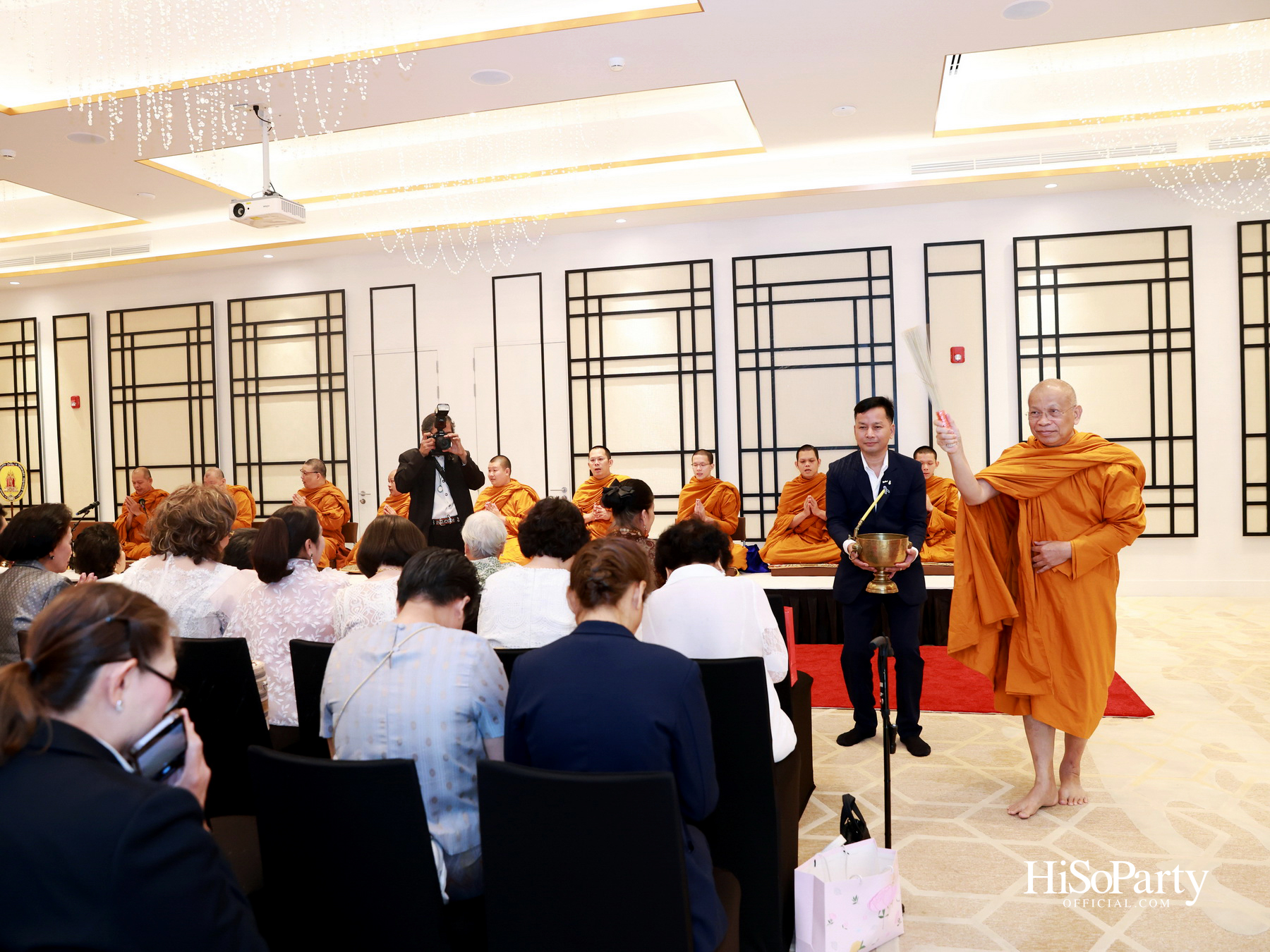 ดร.ลาลีวรรณ กาญจนจารี จัดพิธีทำบุญถวายภัตตาหารเพล เนื่องในโอกาสวันคล้ายวันเกิด ครบ 72 ปี