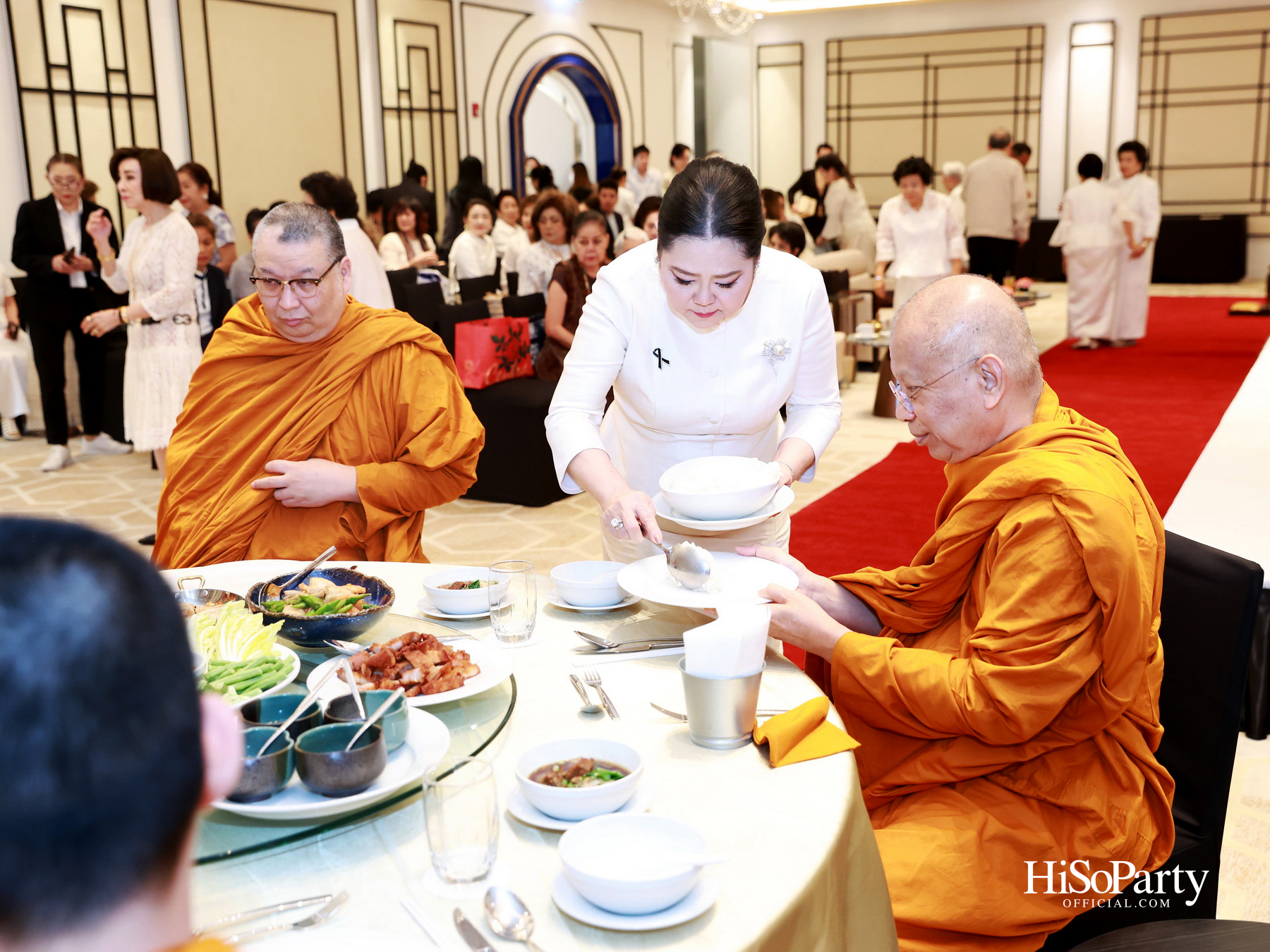 ดร.ลาลีวรรณ กาญจนจารี จัดพิธีทำบุญถวายภัตตาหารเพล เนื่องในโอกาสวันคล้ายวันเกิด ครบ 72 ปี