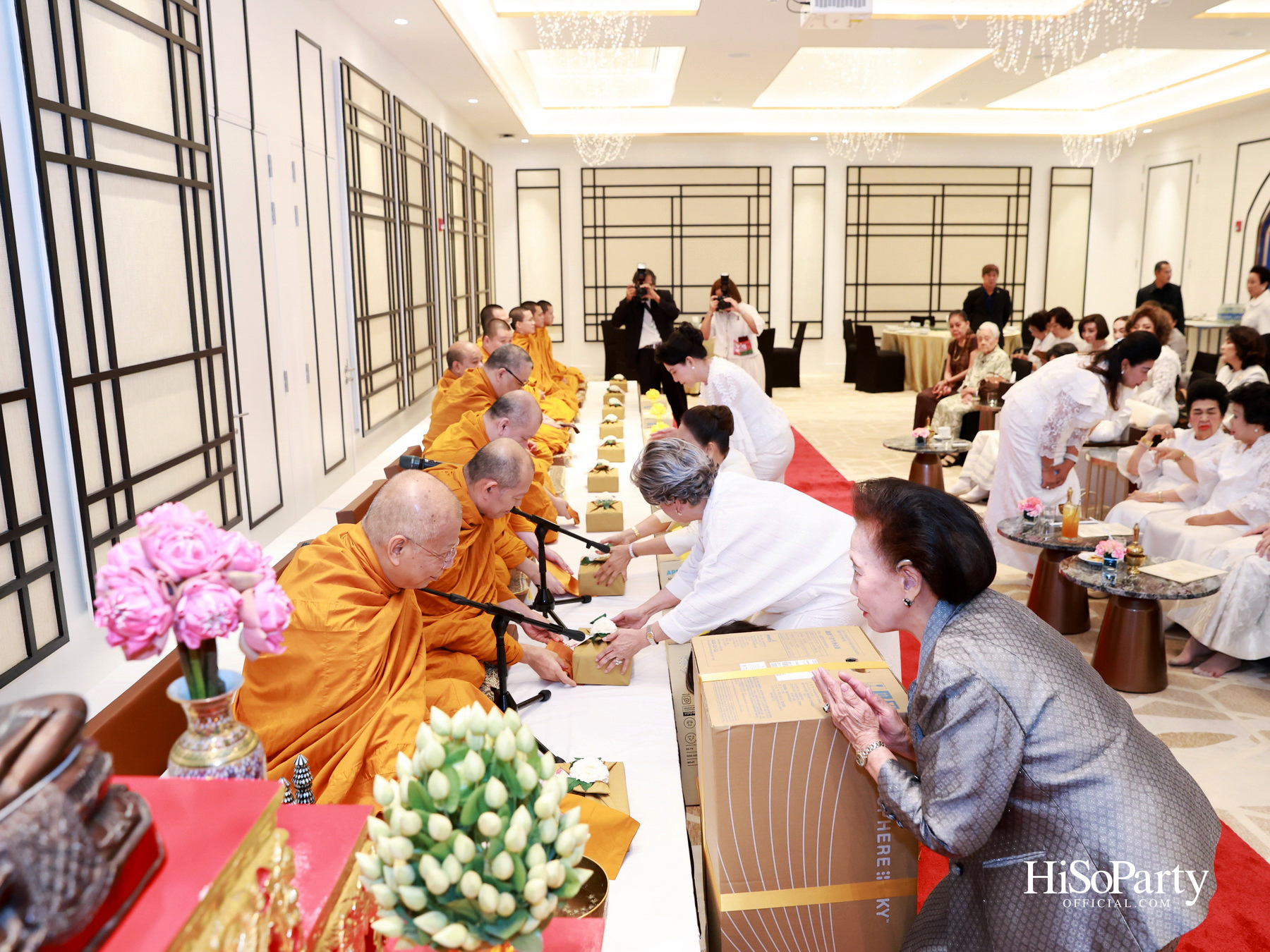 ดร.ลาลีวรรณ กาญจนจารี จัดพิธีทำบุญถวายภัตตาหารเพล เนื่องในโอกาสวันคล้ายวันเกิด ครบ 72 ปี