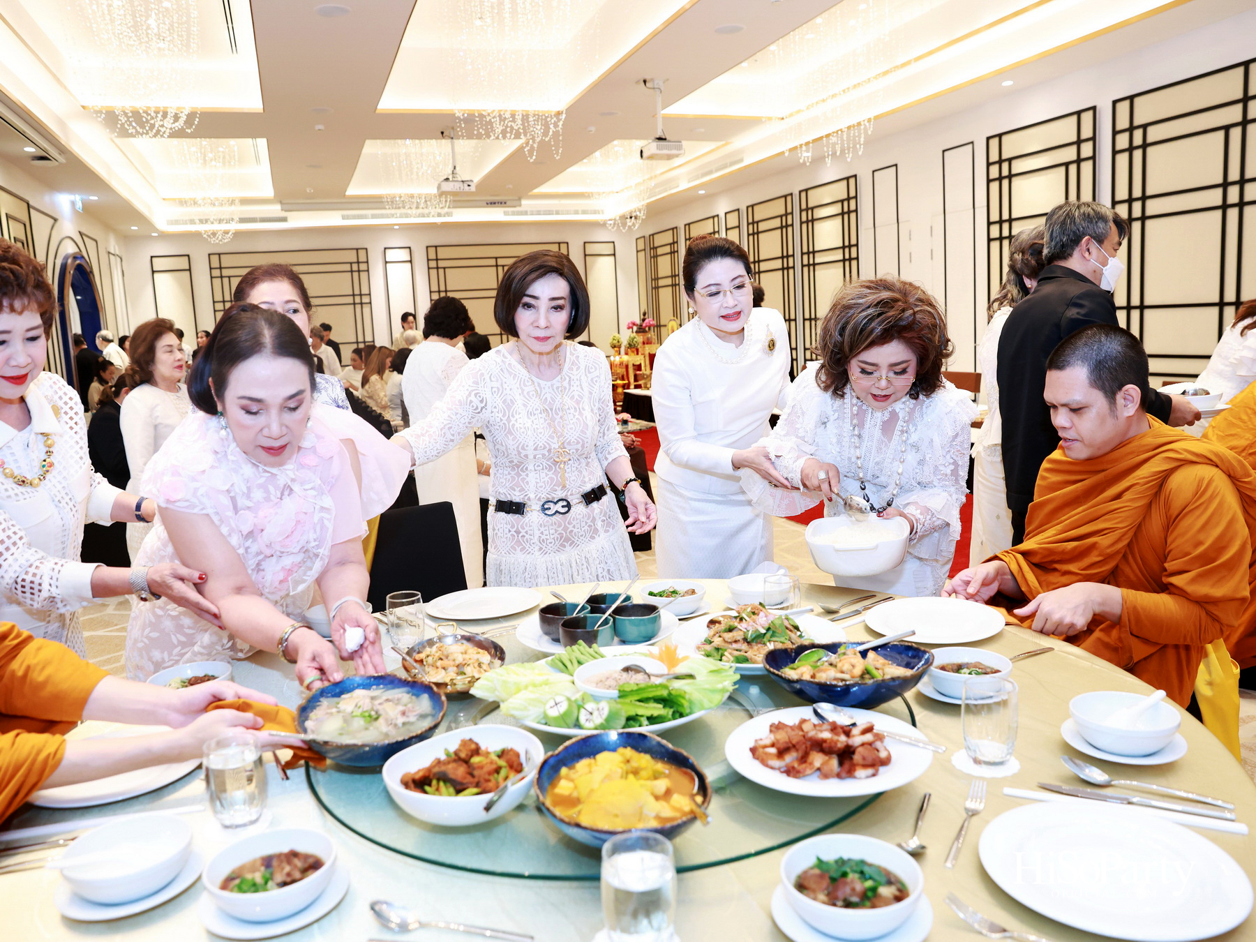 ดร.ลาลีวรรณ กาญจนจารี จัดพิธีทำบุญถวายภัตตาหารเพล เนื่องในโอกาสวันคล้ายวันเกิด ครบ 72 ปี