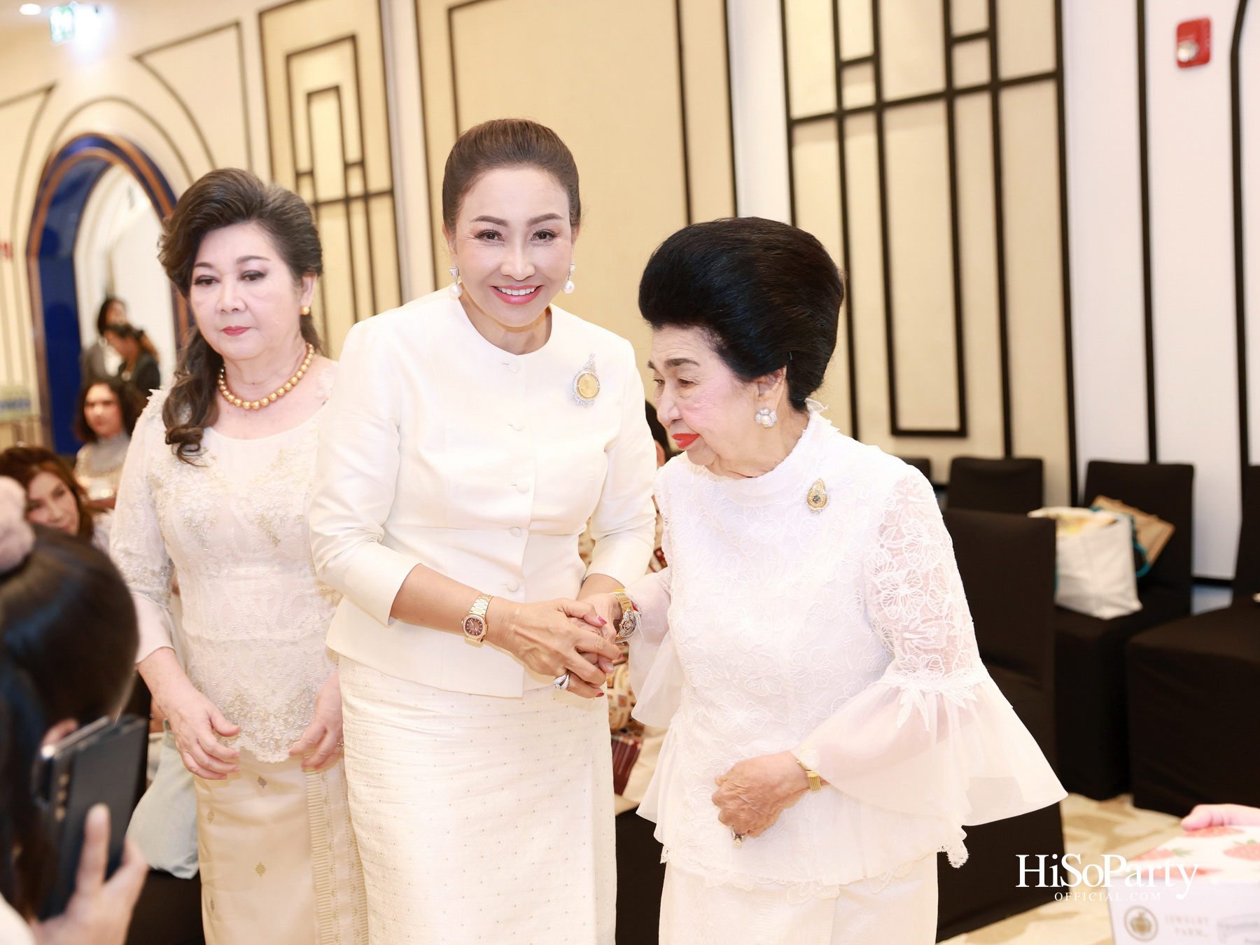 ดร.ลาลีวรรณ กาญจนจารี จัดพิธีทำบุญถวายภัตตาหารเพล เนื่องในโอกาสวันคล้ายวันเกิด ครบ 72 ปี