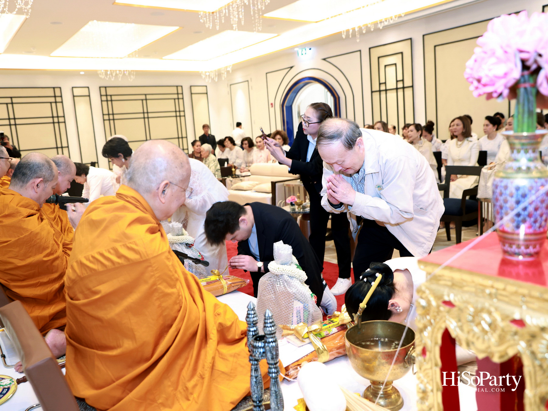 ดร.ลาลีวรรณ กาญจนจารี จัดพิธีทำบุญถวายภัตตาหารเพล เนื่องในโอกาสวันคล้ายวันเกิด ครบ 72 ปี