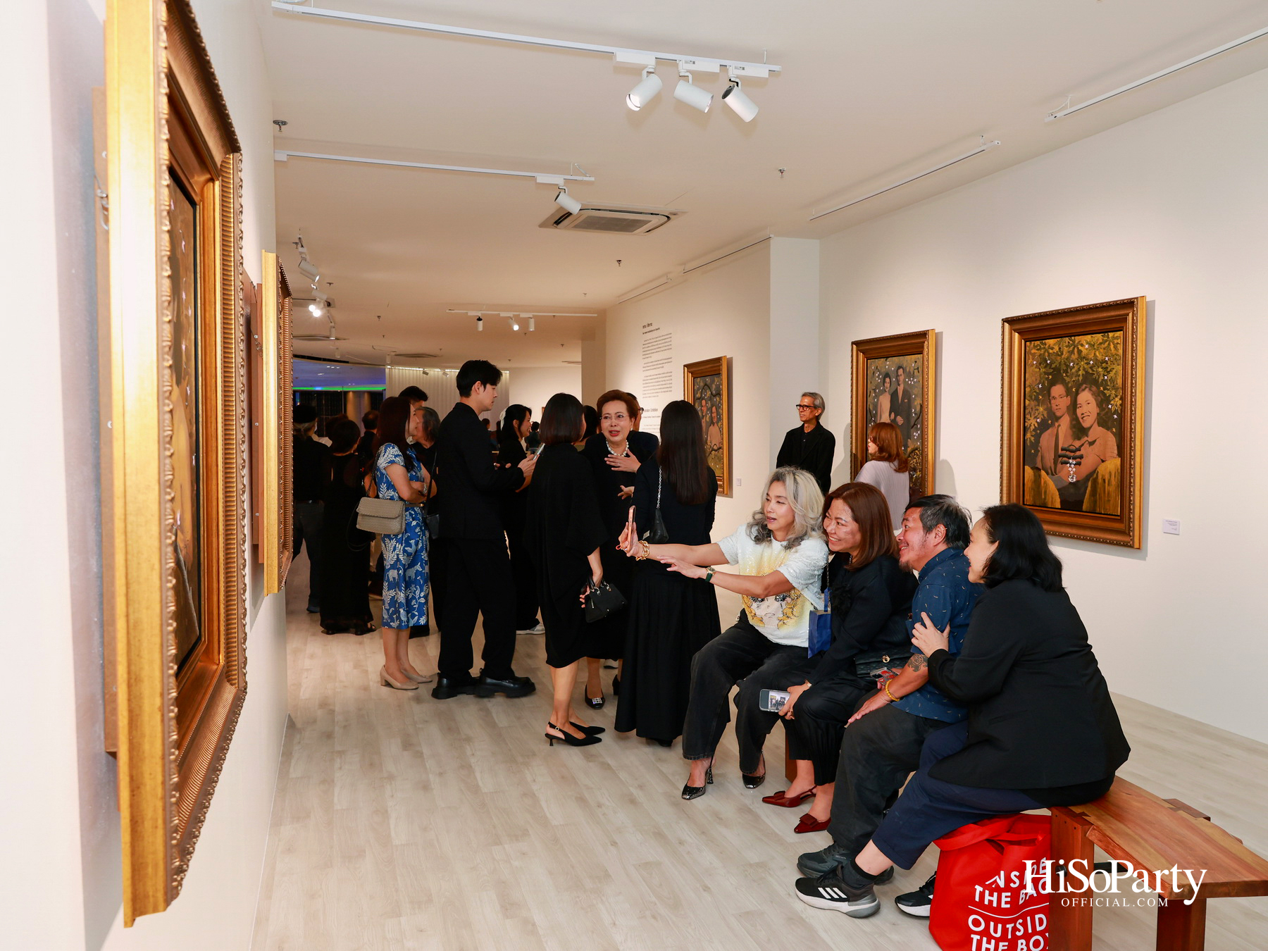 สยามพารากอน จัดนิทรรศการ ‘น้อมรำลึกในพระมหากรุณาธิคุณ แห่งสมเด็จพระบรมราชชนนีพันปีหลวง’ พร้อมเปิด Art Jewel ชั้น 5