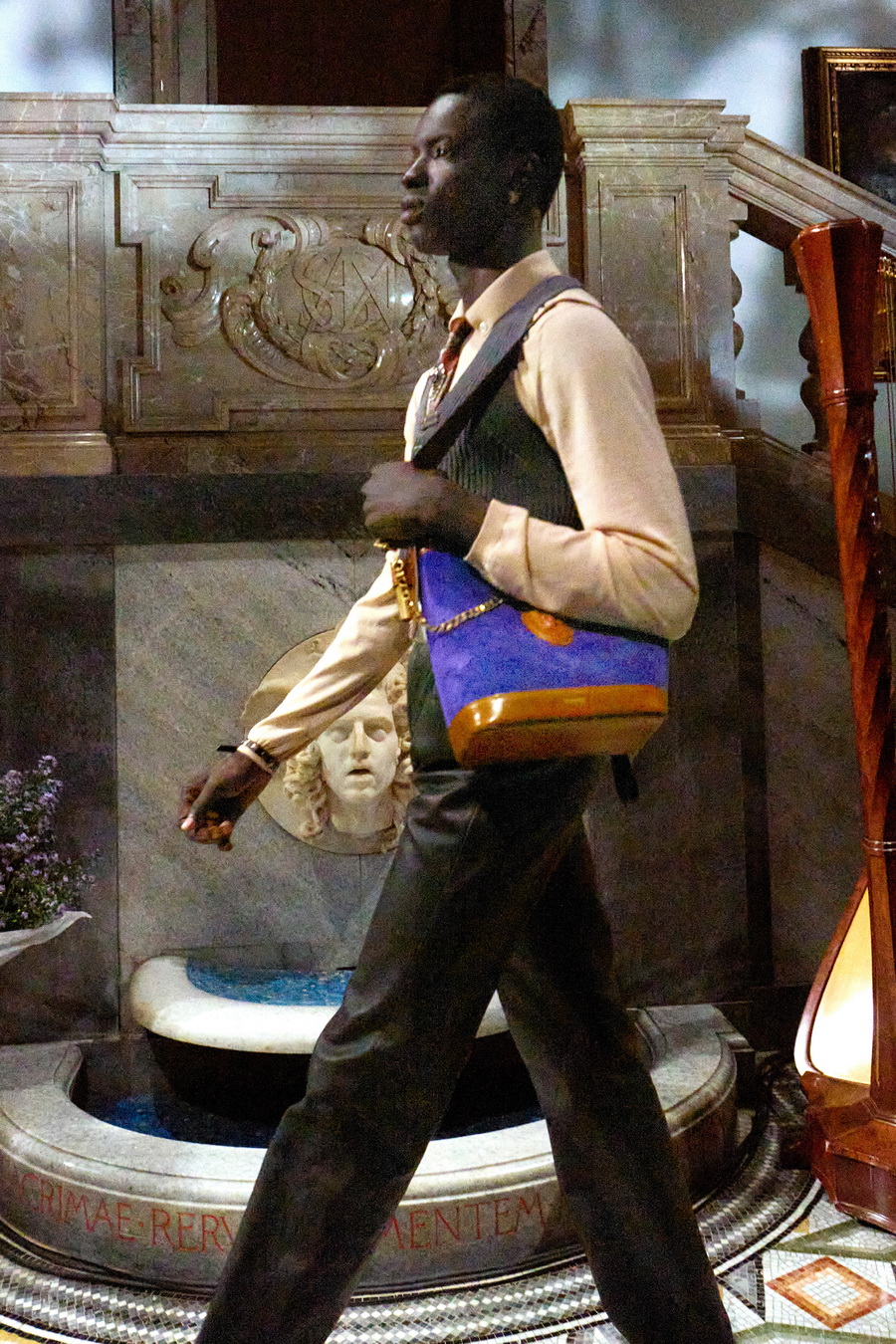 ‘THE PIVOT’ กระเป๋าใบใหม่จาก Versace ที่สะท้อนสัมผัสอ่อนโยนและพลังอันเย้ายวน