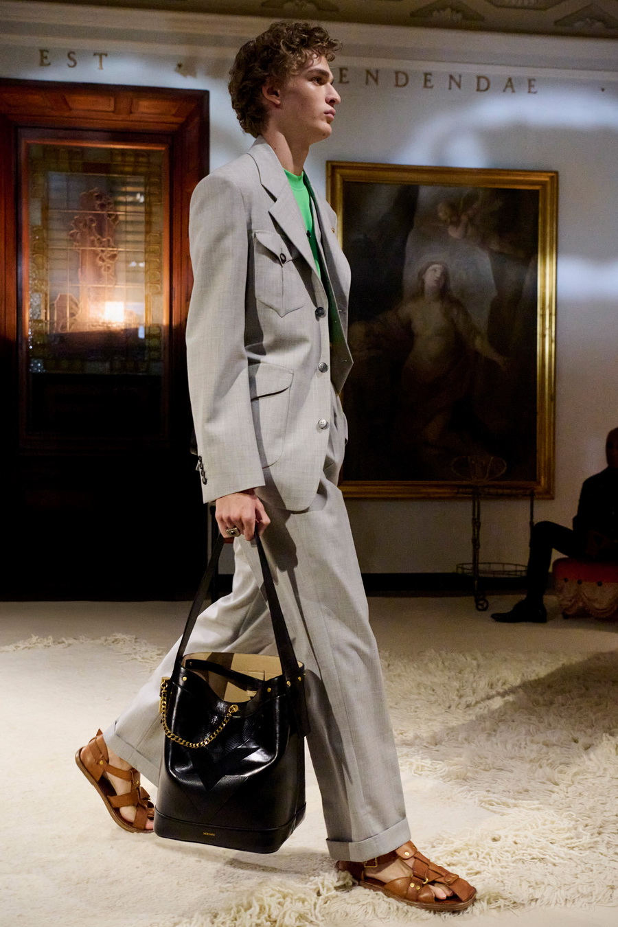 ‘THE PIVOT’ กระเป๋าใบใหม่จาก Versace ที่สะท้อนสัมผัสอ่อนโยนและพลังอันเย้ายวน