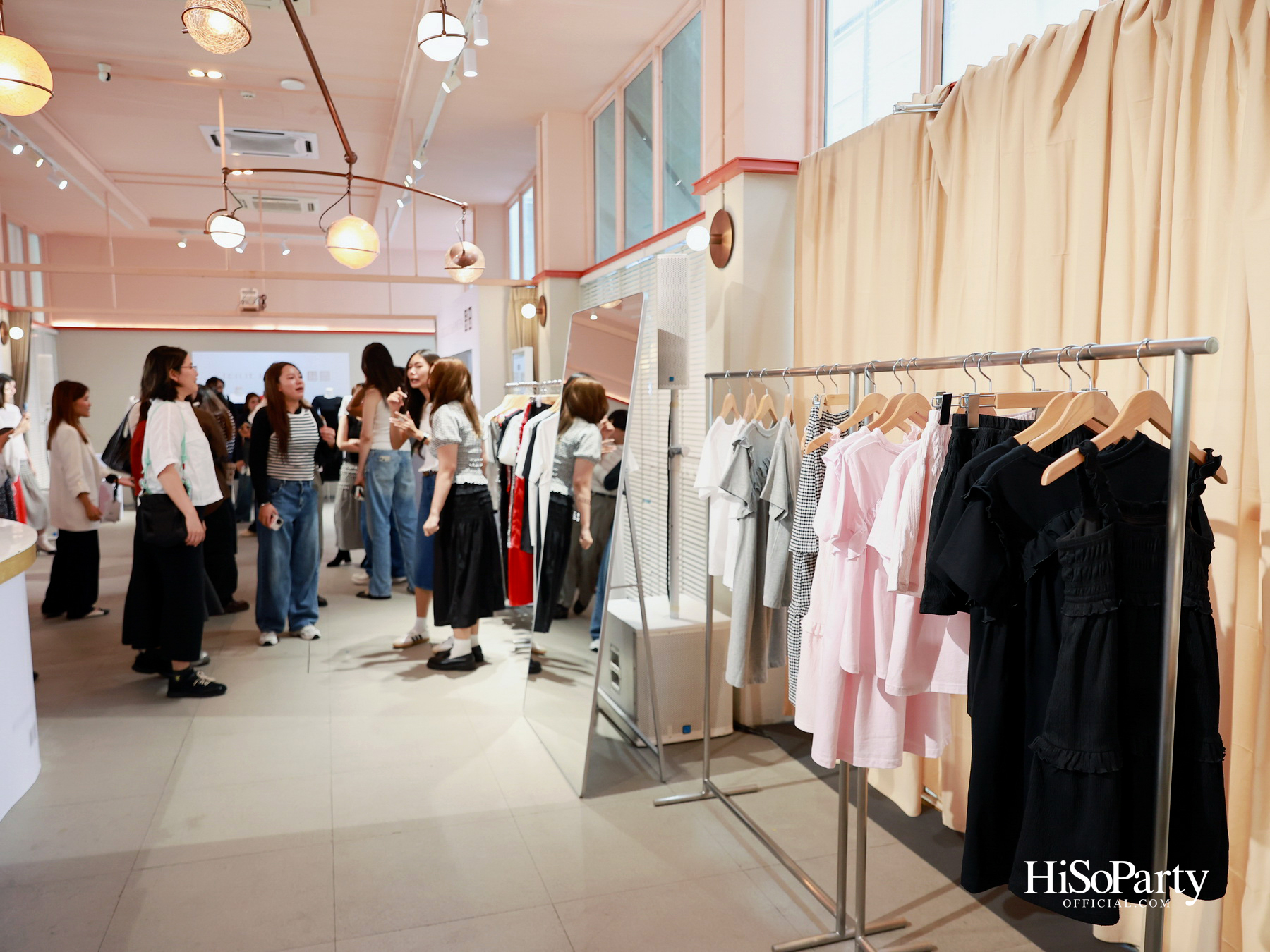 UNIQLO เปิดตัวคอลเลกชันร่วมกับ Cecilie Bahnsen ครั้งแรก ถ่ายทอดเสน่ห์แห่ง LifeWear ภายใต้คอนเซปต์ ‘Shapes of Poetry’