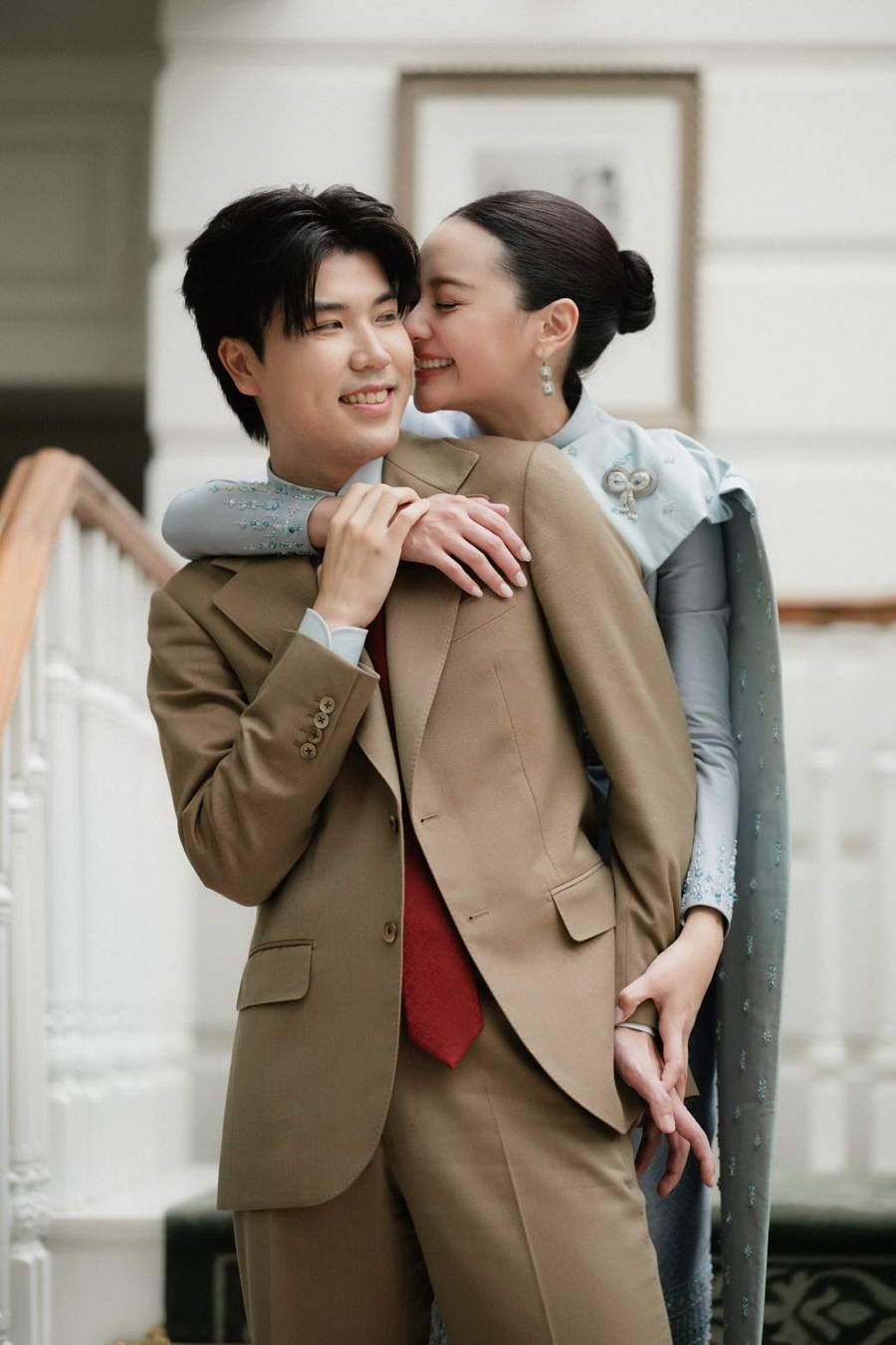 คุณหยดน้ำ–นัดดาภรณ์ นิวาตวงศ์ และ คุณชินยะ วงษ์เจริญสิน เข้าพิธีหมั้นและรดน้ำสังข์ ท่ามกลางบรรยากาศอบอุ่น ณ แมนดาริน โอเรียนเต็ล กรุงเทพฯ