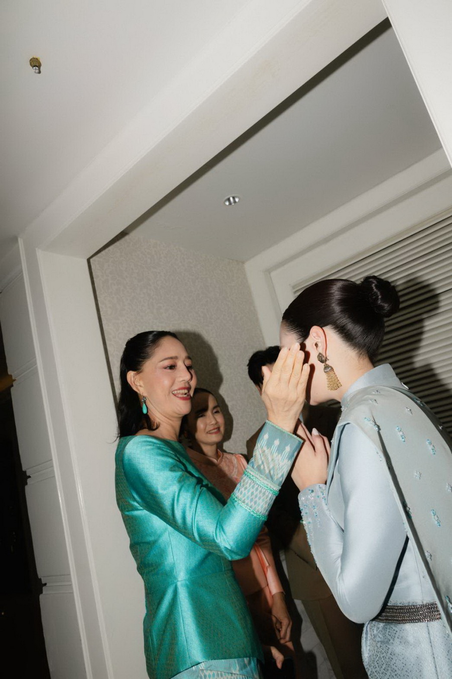 คุณหยดน้ำ–นัดดาภรณ์ นิวาตวงศ์ และ คุณชินยะ วงษ์เจริญสิน เข้าพิธีหมั้นและรดน้ำสังข์ ท่ามกลางบรรยากาศอบอุ่น ณ แมนดาริน โอเรียนเต็ล กรุงเทพฯ