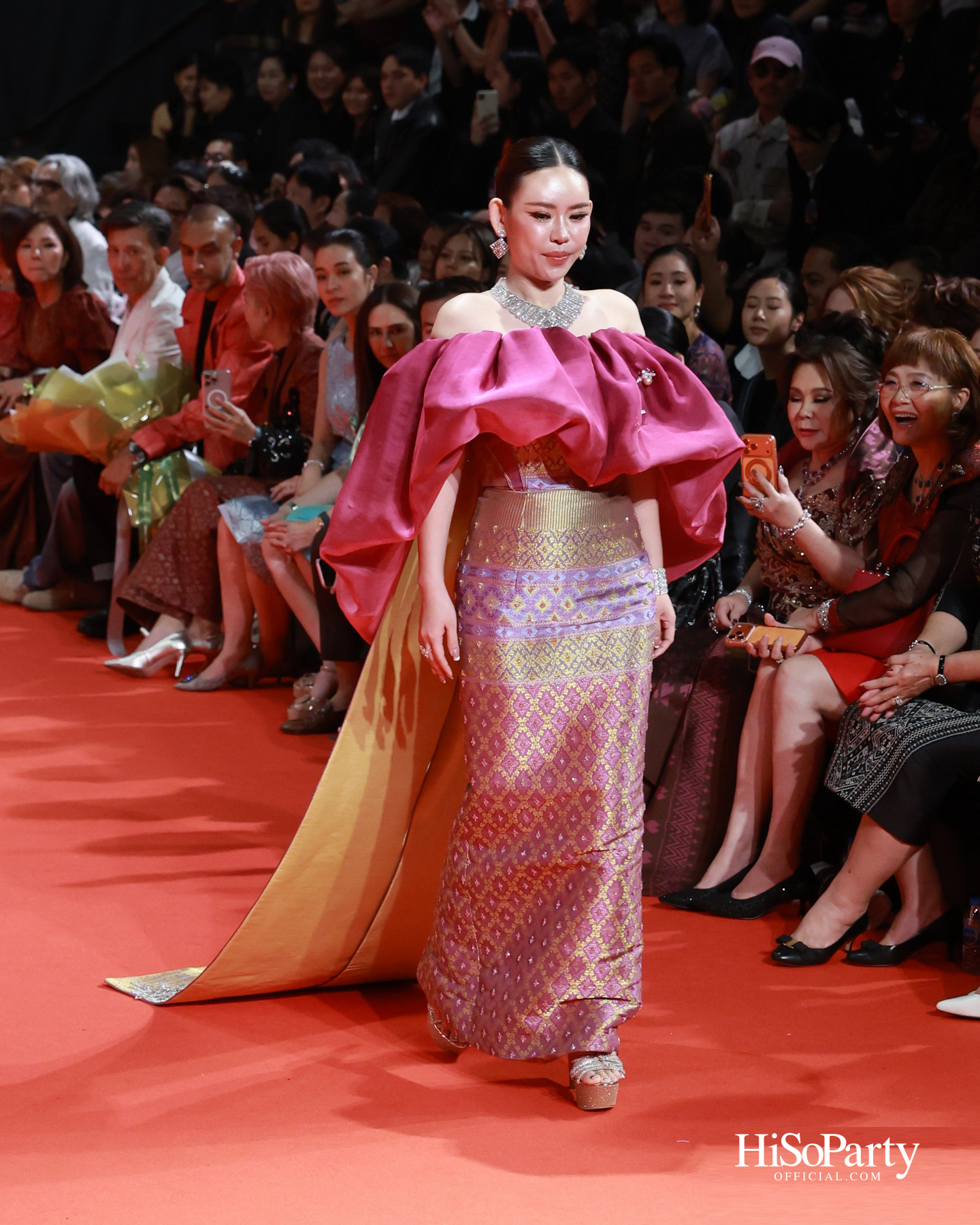 ‘THREADS OF AMAZING THAILAND’ ถ่ายทอดเสน่ห์ผ้าไทยร่วมสมัย ผสานความงดงามแห่งอัญมณีจาก Beauty Gems