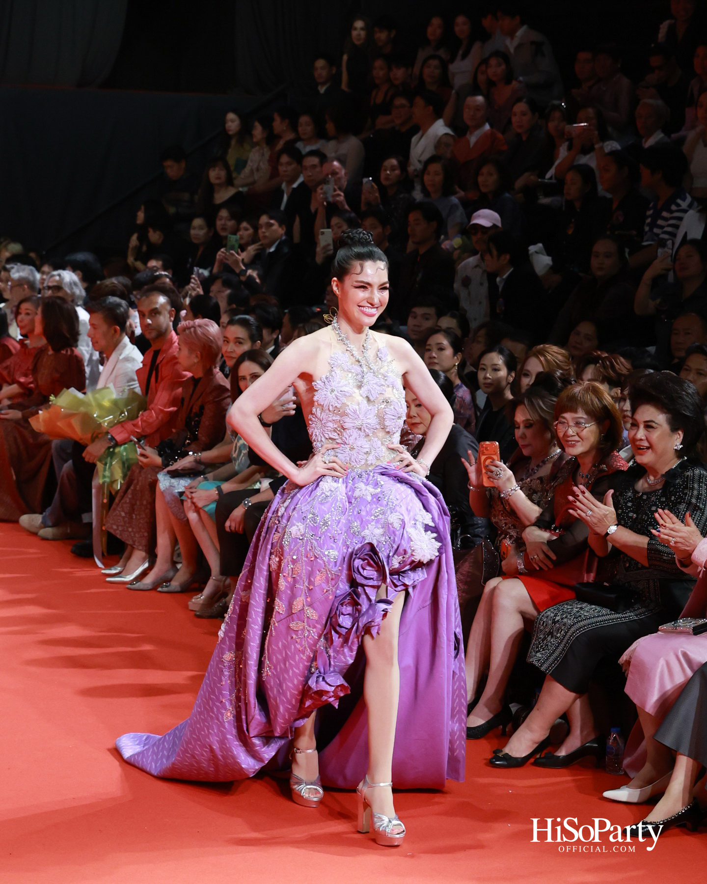 ‘THREADS OF AMAZING THAILAND’ ถ่ายทอดเสน่ห์ผ้าไทยร่วมสมัย ผสานความงดงามแห่งอัญมณีจาก Beauty Gems