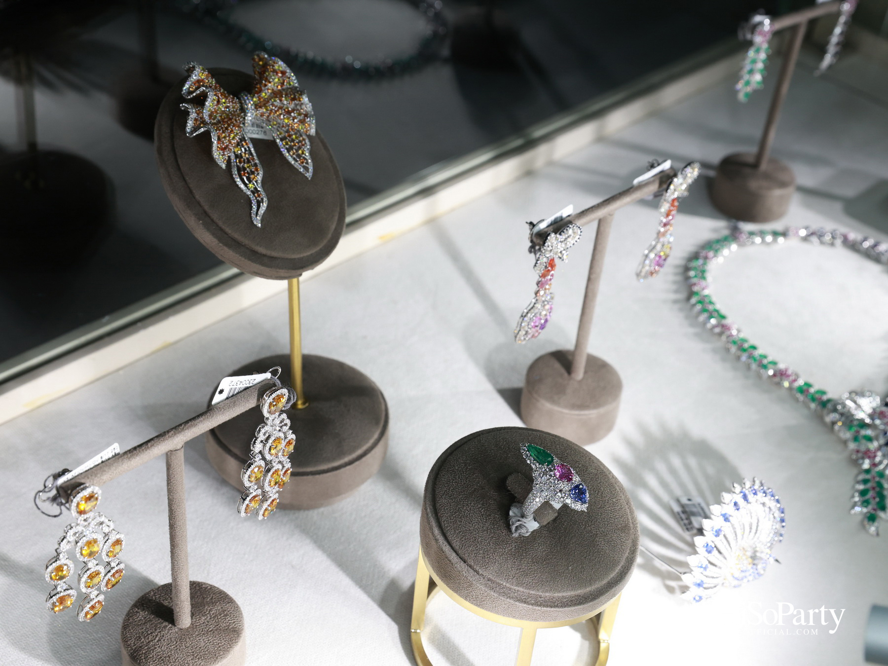 ‘THREADS OF AMAZING THAILAND’ ถ่ายทอดเสน่ห์ผ้าไทยร่วมสมัย ผสานความงดงามแห่งอัญมณีจาก Beauty Gems