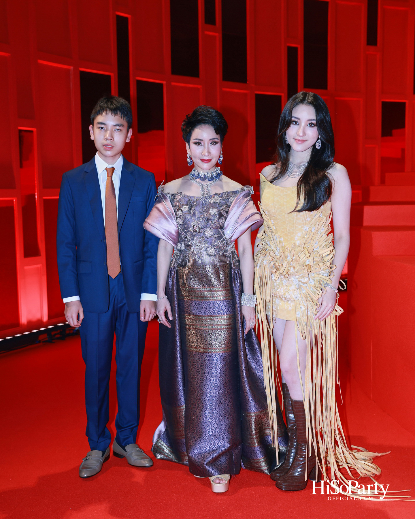 ‘THREADS OF AMAZING THAILAND’ ถ่ายทอดเสน่ห์ผ้าไทยร่วมสมัย ผสานความงดงามแห่งอัญมณีจาก Beauty Gems