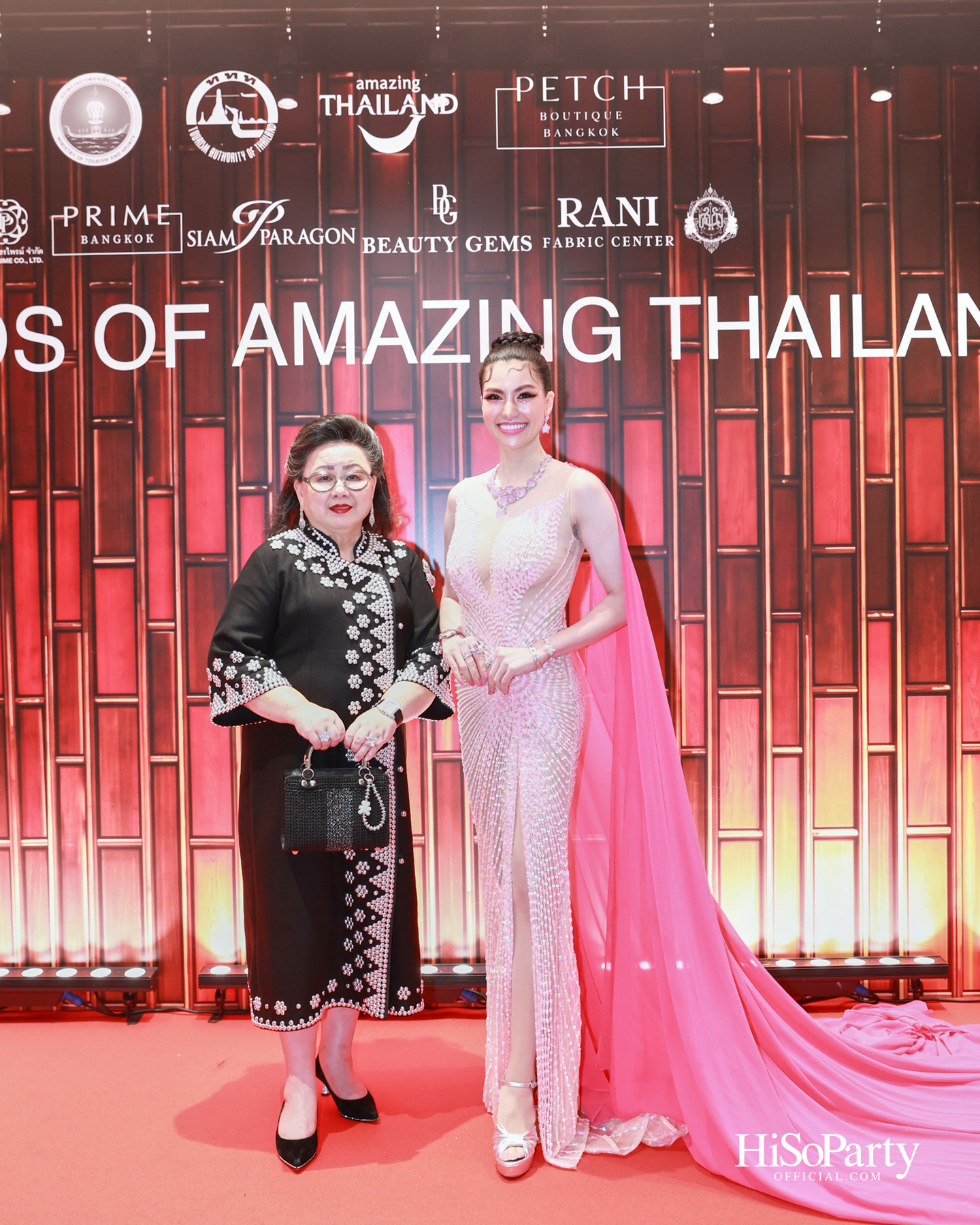 ‘THREADS OF AMAZING THAILAND’ ถ่ายทอดเสน่ห์ผ้าไทยร่วมสมัย ผสานความงดงามแห่งอัญมณีจาก Beauty Gems