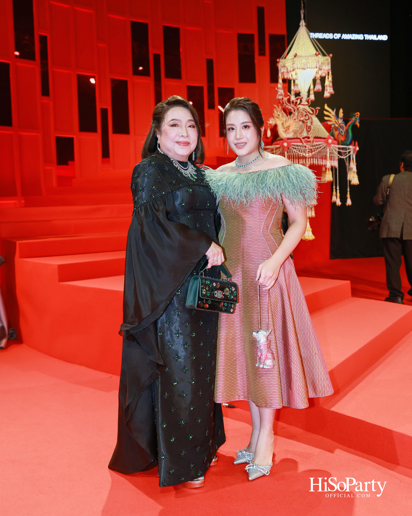 ‘THREADS OF AMAZING THAILAND’ ถ่ายทอดเสน่ห์ผ้าไทยร่วมสมัย ผสานความงดงามแห่งอัญมณีจาก Beauty Gems