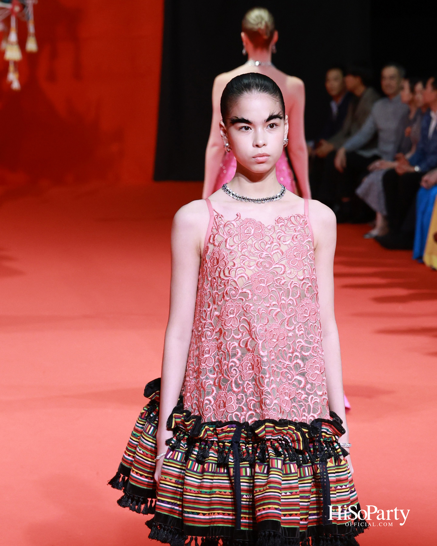 ‘THREADS OF AMAZING THAILAND’ ถ่ายทอดเสน่ห์ผ้าไทยร่วมสมัย ผสานความงดงามแห่งอัญมณีจาก Beauty Gems