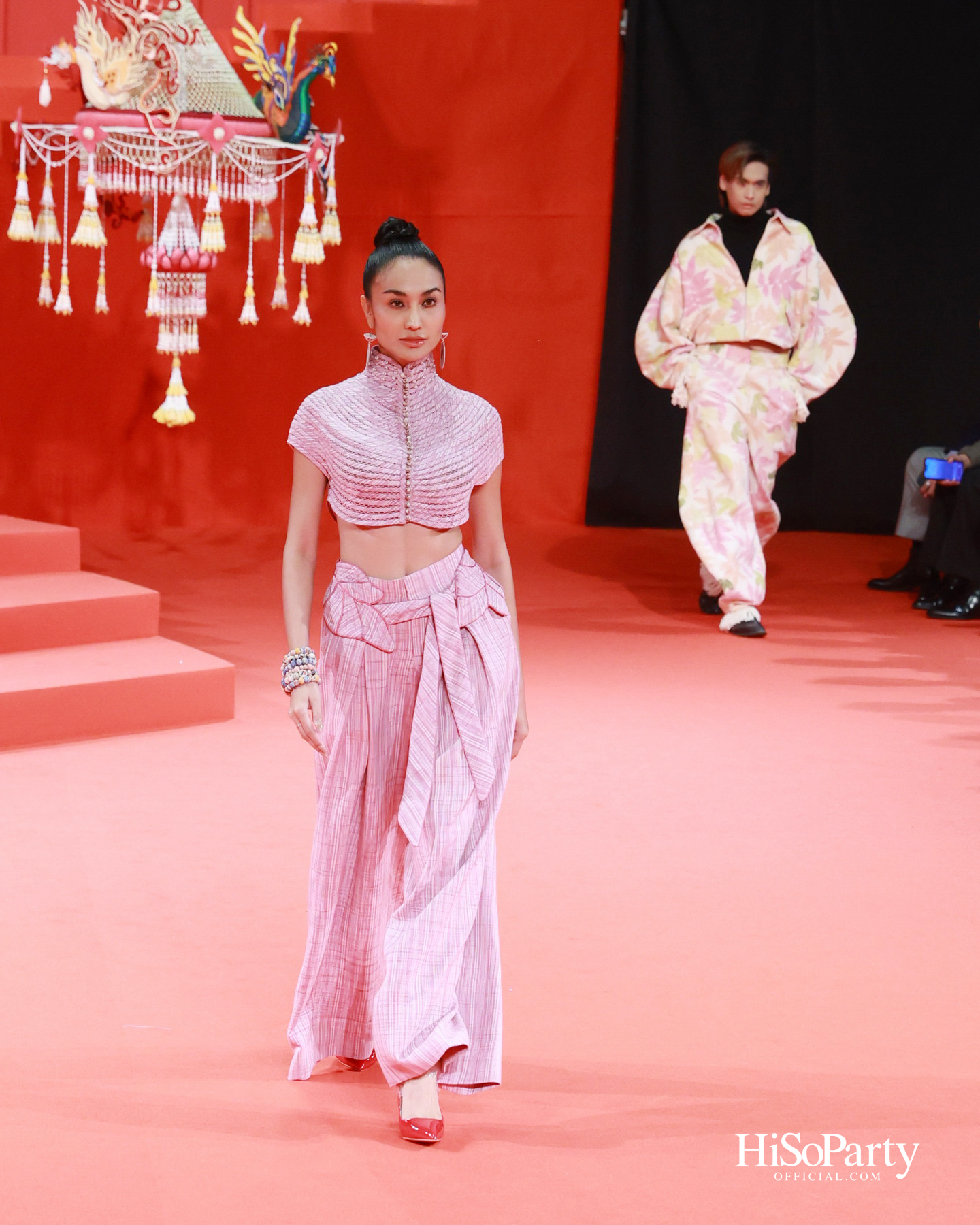 ‘THREADS OF AMAZING THAILAND’ ถ่ายทอดเสน่ห์ผ้าไทยร่วมสมัย ผสานความงดงามแห่งอัญมณีจาก Beauty Gems
