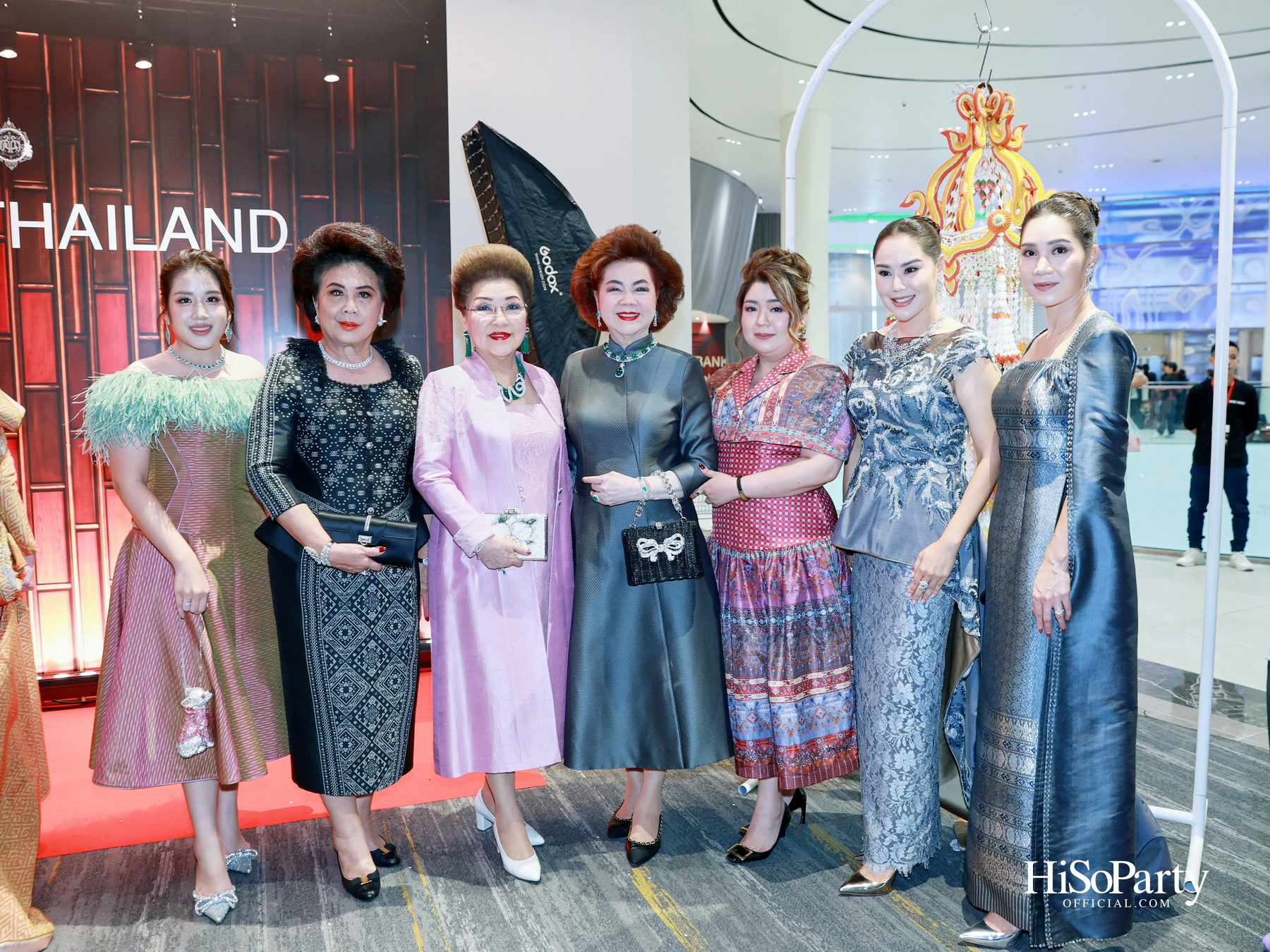 ‘THREADS OF AMAZING THAILAND’ ถ่ายทอดเสน่ห์ผ้าไทยร่วมสมัย ผสานความงดงามแห่งอัญมณีจาก Beauty Gems