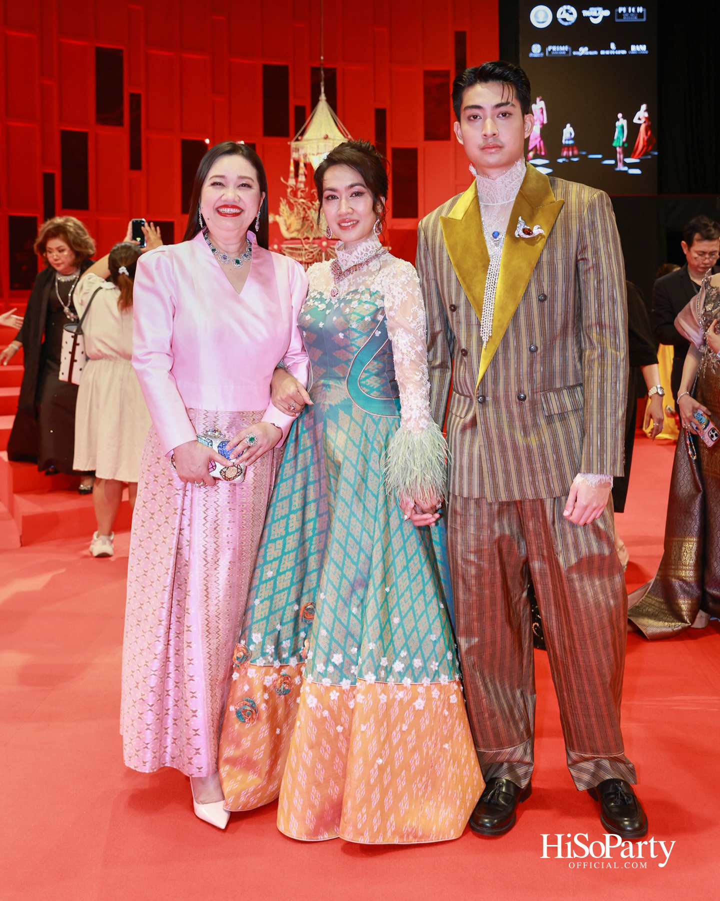 ‘THREADS OF AMAZING THAILAND’ ถ่ายทอดเสน่ห์ผ้าไทยร่วมสมัย ผสานความงดงามแห่งอัญมณีจาก Beauty Gems